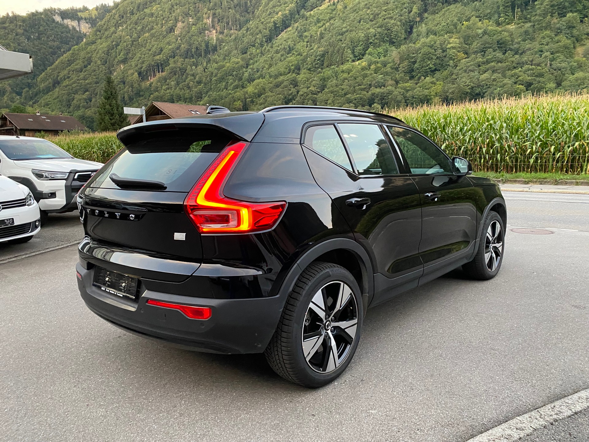 VOLVO XC40 P8 AWD Pure Electric R-Design-image-10