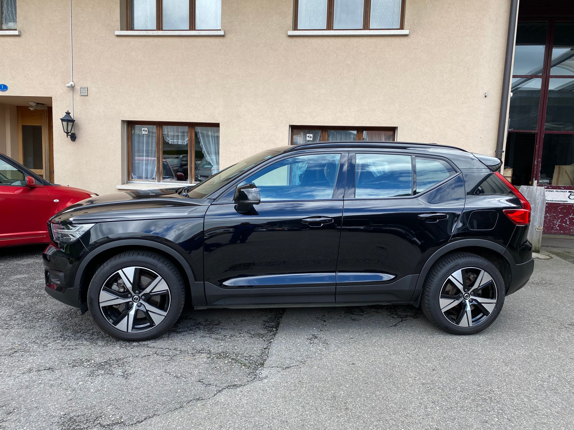VOLVO XC40 P8 AWD Pure Electric R-Design-image-12