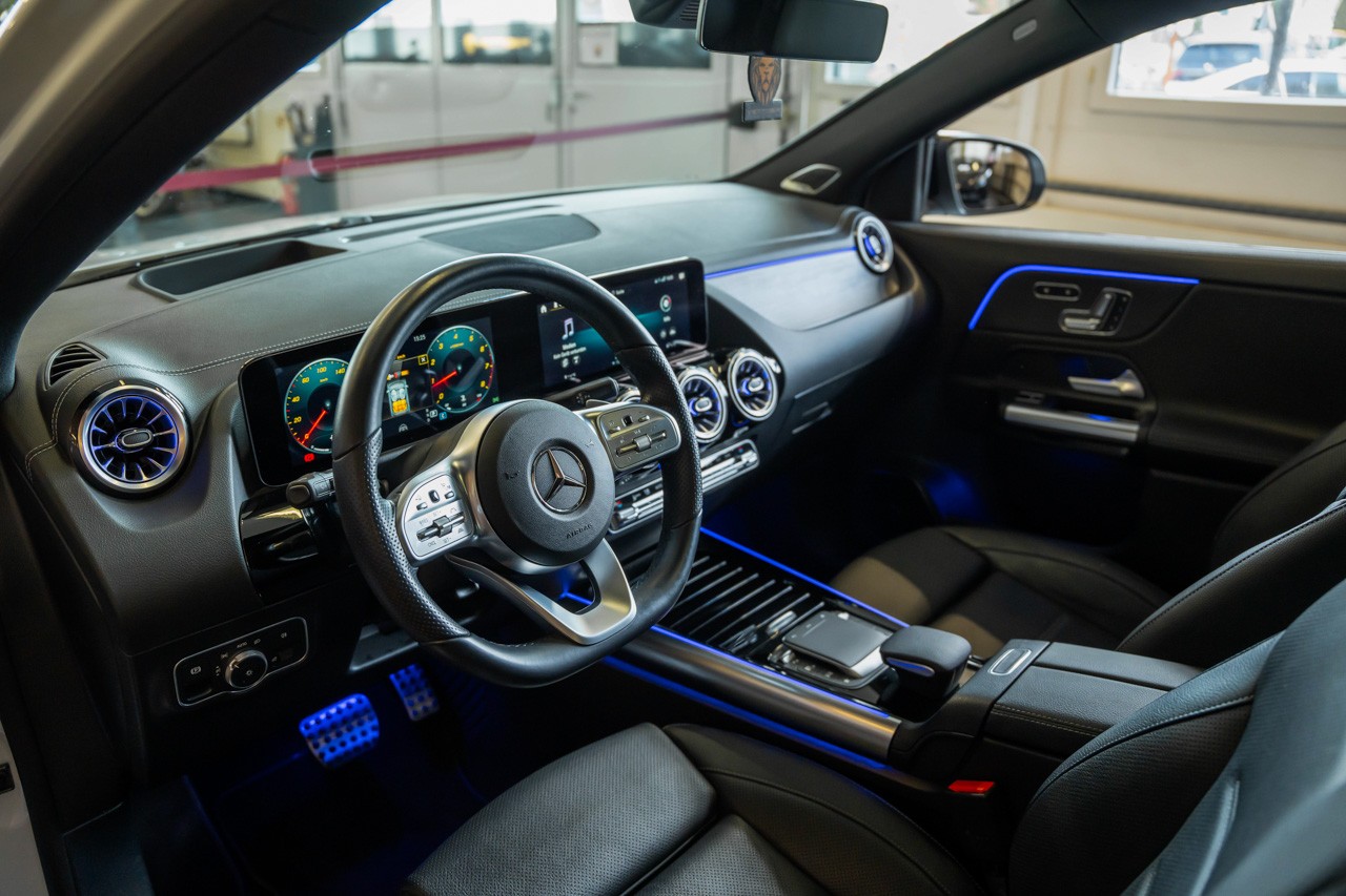 MERCEDES-BENZ GLA 250 AMG Line 8G-DCT-image-11