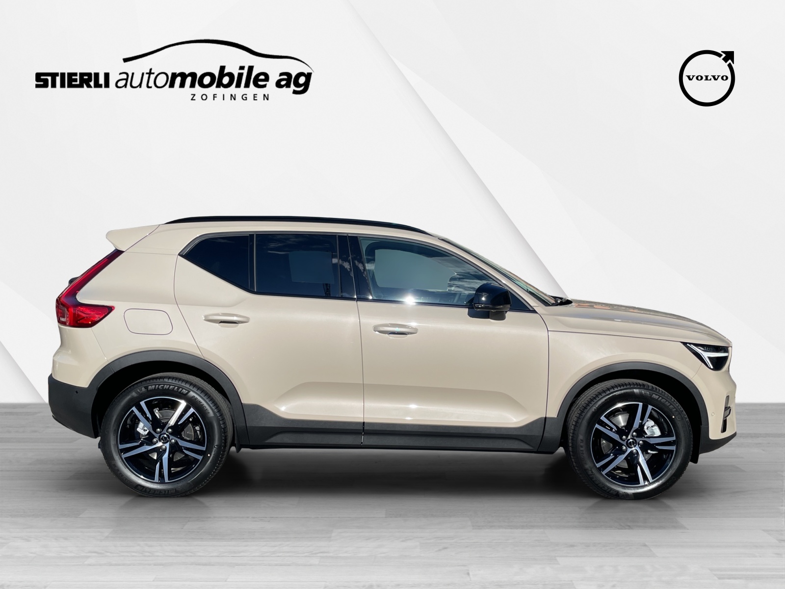 VOLVO XC40 2.0 B4 MH Plus Dark-showroom-element-3
