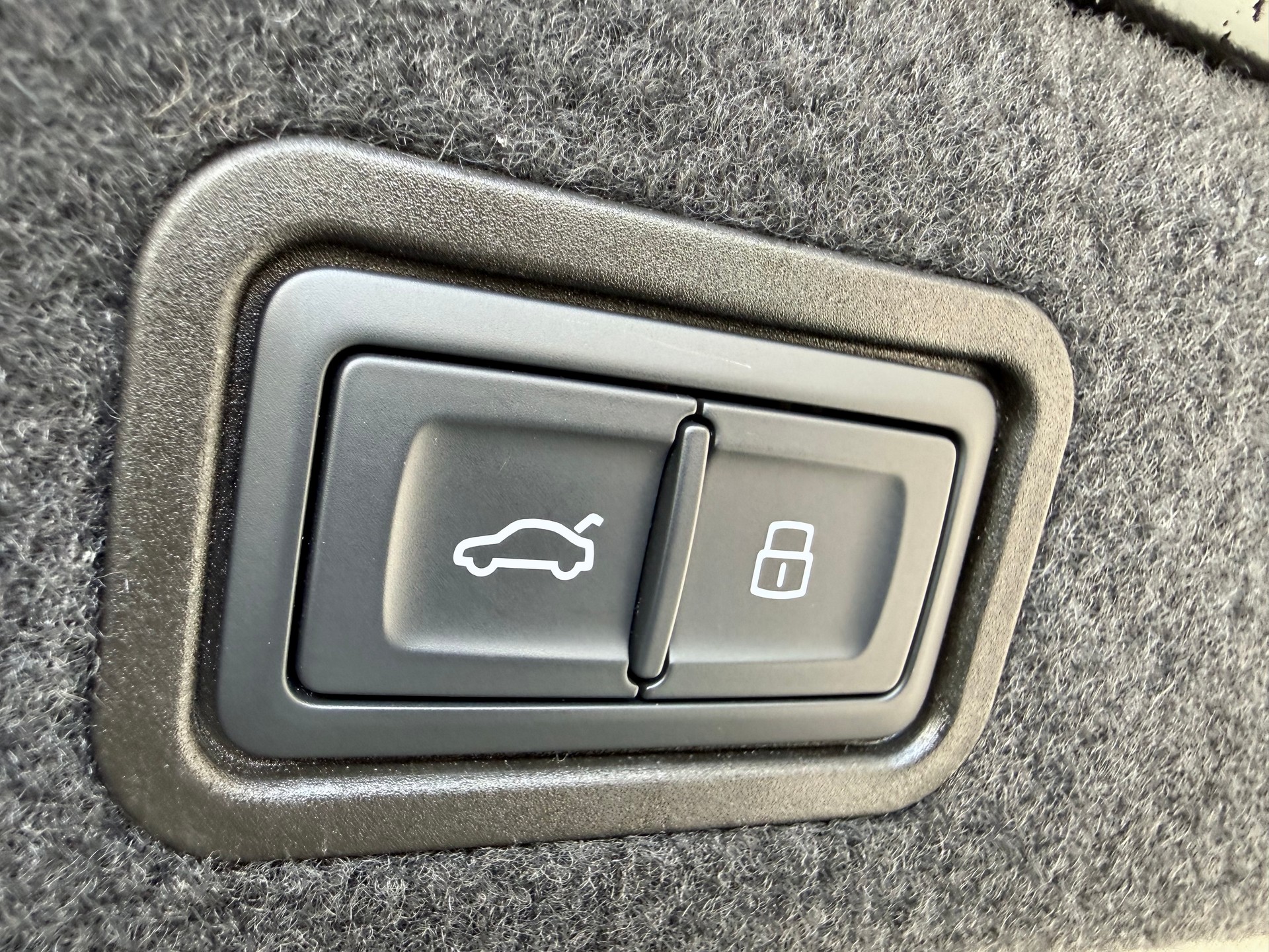 AUDI A8 50 TDI quattro tiptronic-image-12