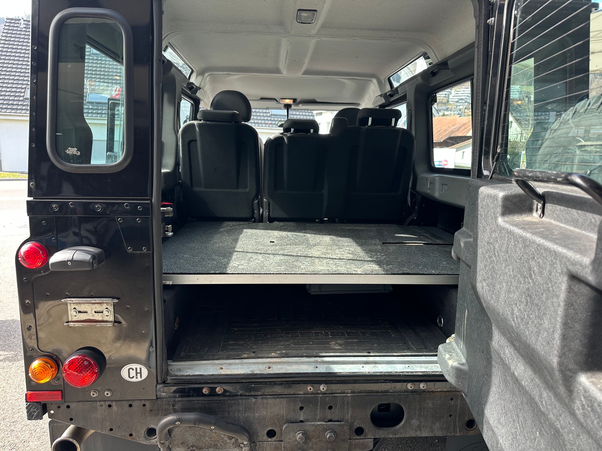 LAND ROVER Defender 110 2.2 TD4 Station Wagon-image-7