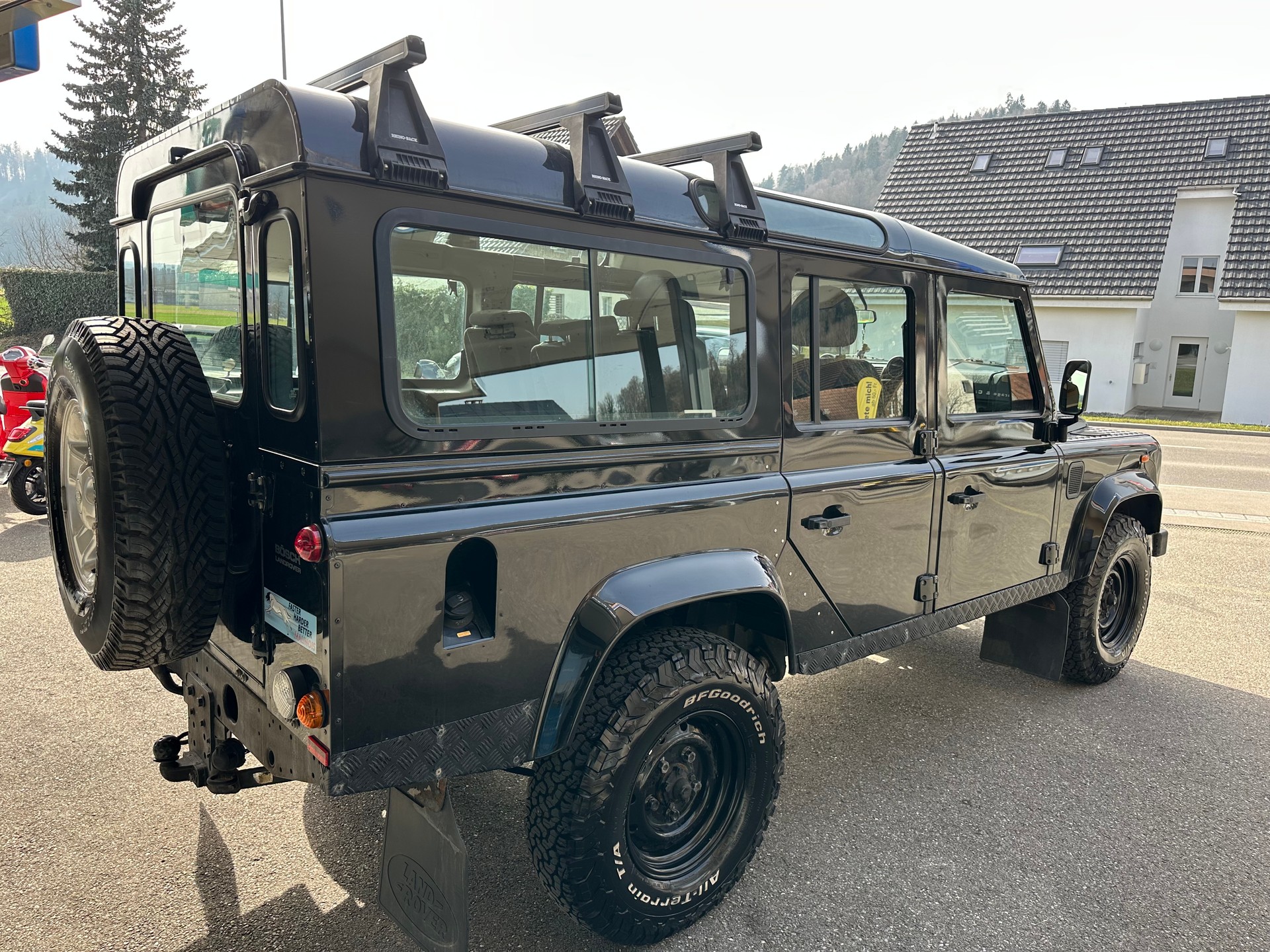 LAND ROVER Defender 110 2.2 TD4 Station Wagon-image-3
