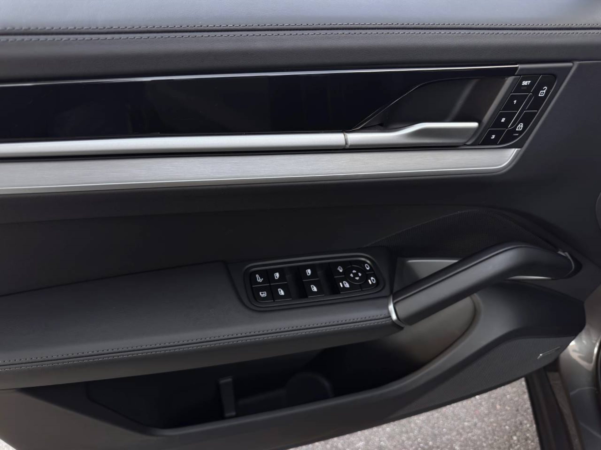 PORSCHE Cayenne S E-Hybrid Coupé-image-23