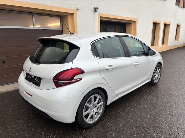 PEUGEOT 208 1.6 THP Allure-image-1