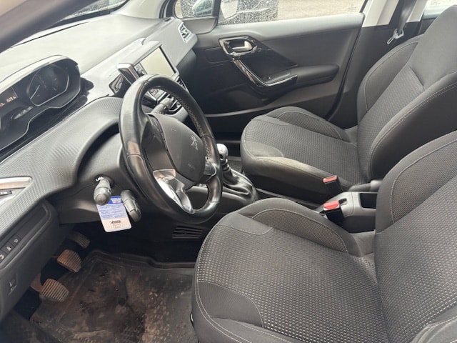 PEUGEOT 208 1.6 THP Allure-image-2