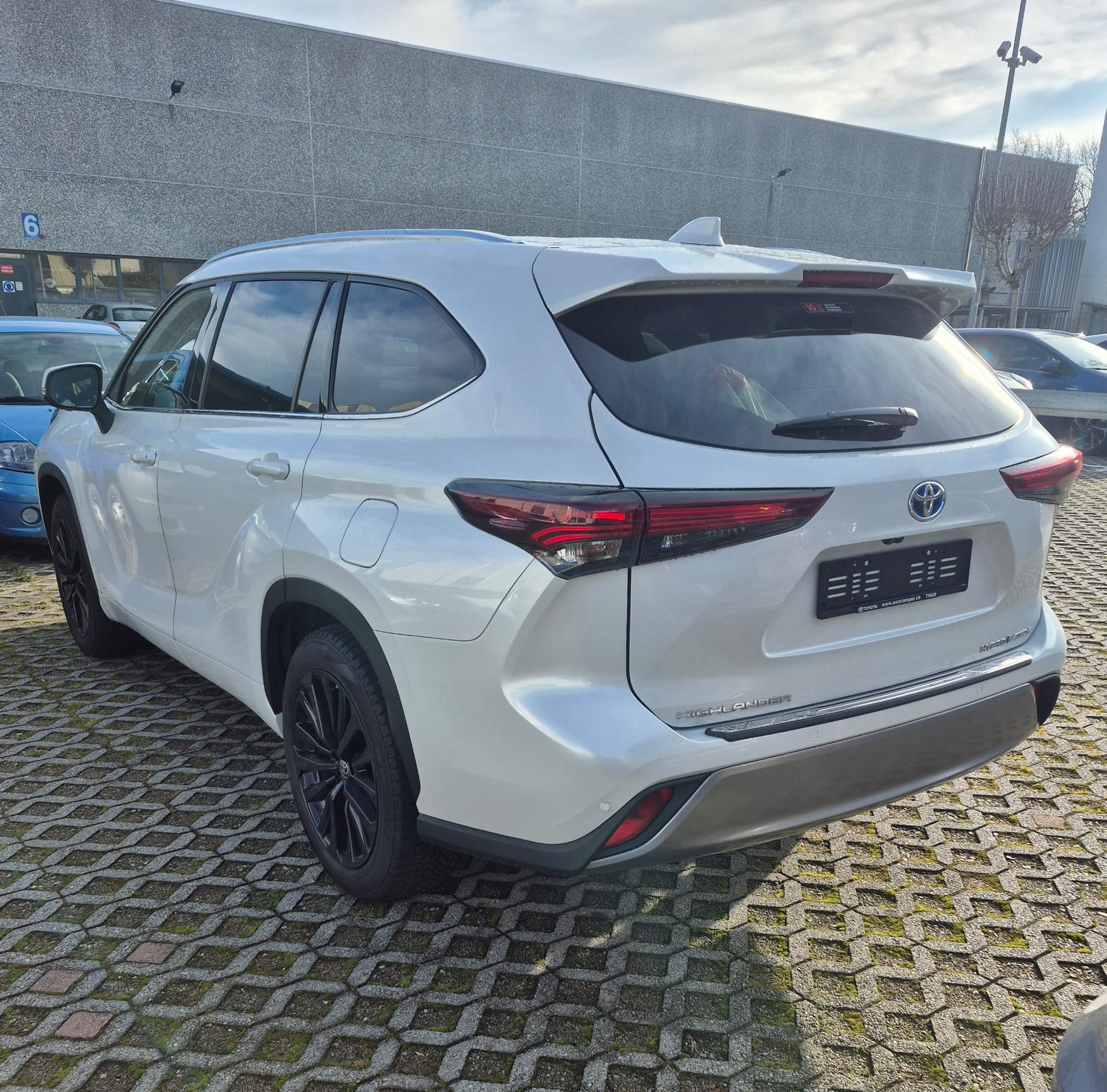 TOYOTA Highlander 2.5 HSD Premium e-CVT-image-3