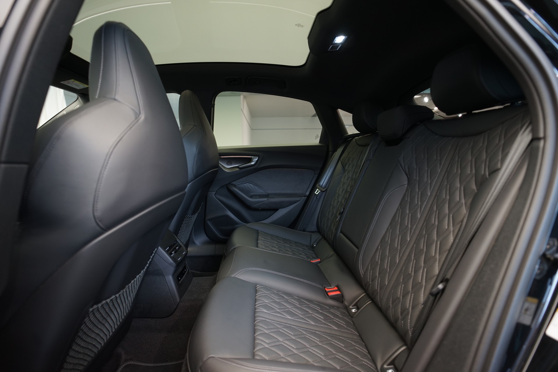 AUDI S5 Limousine TFSI quattro S tronic *Panorama* *Sportsitze* *OLED*-image-18