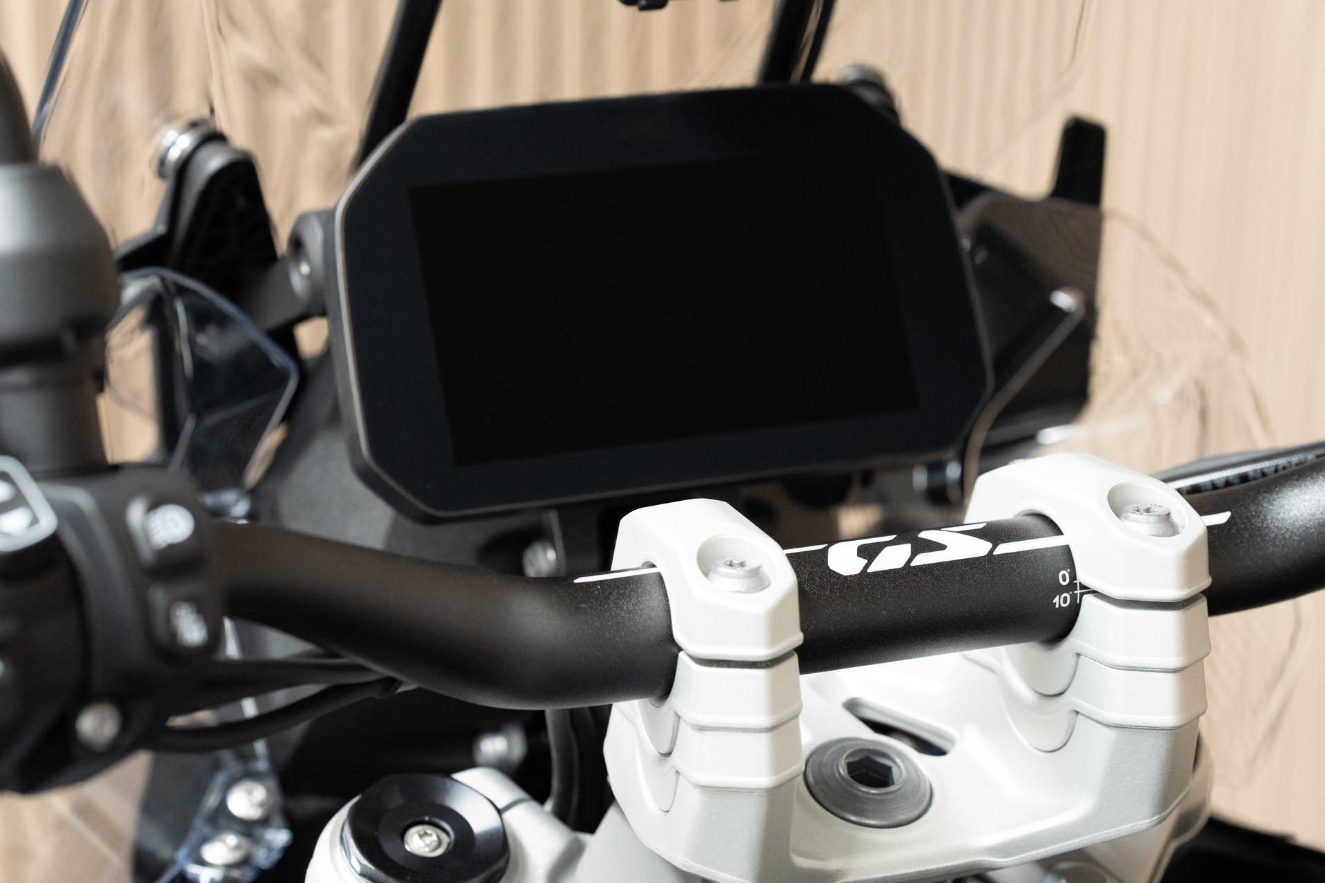 BMW R 1300 GS mit 0.9% Leasing 💸🚀-image-2