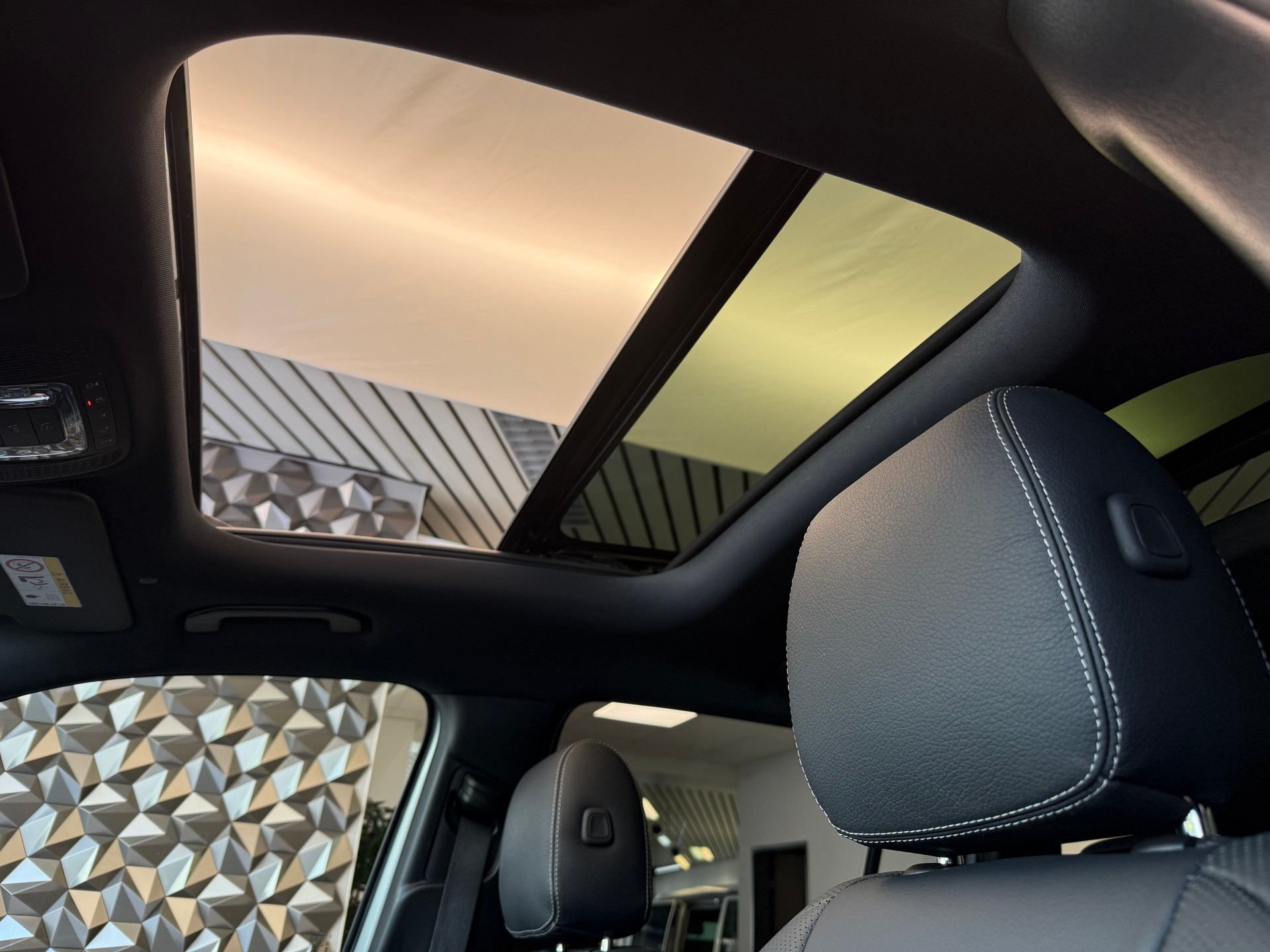 MERCEDES-BENZ EQB 350 AMG Line 4Matic | CH-Fahrzeug | SOH 96.5%-image-8