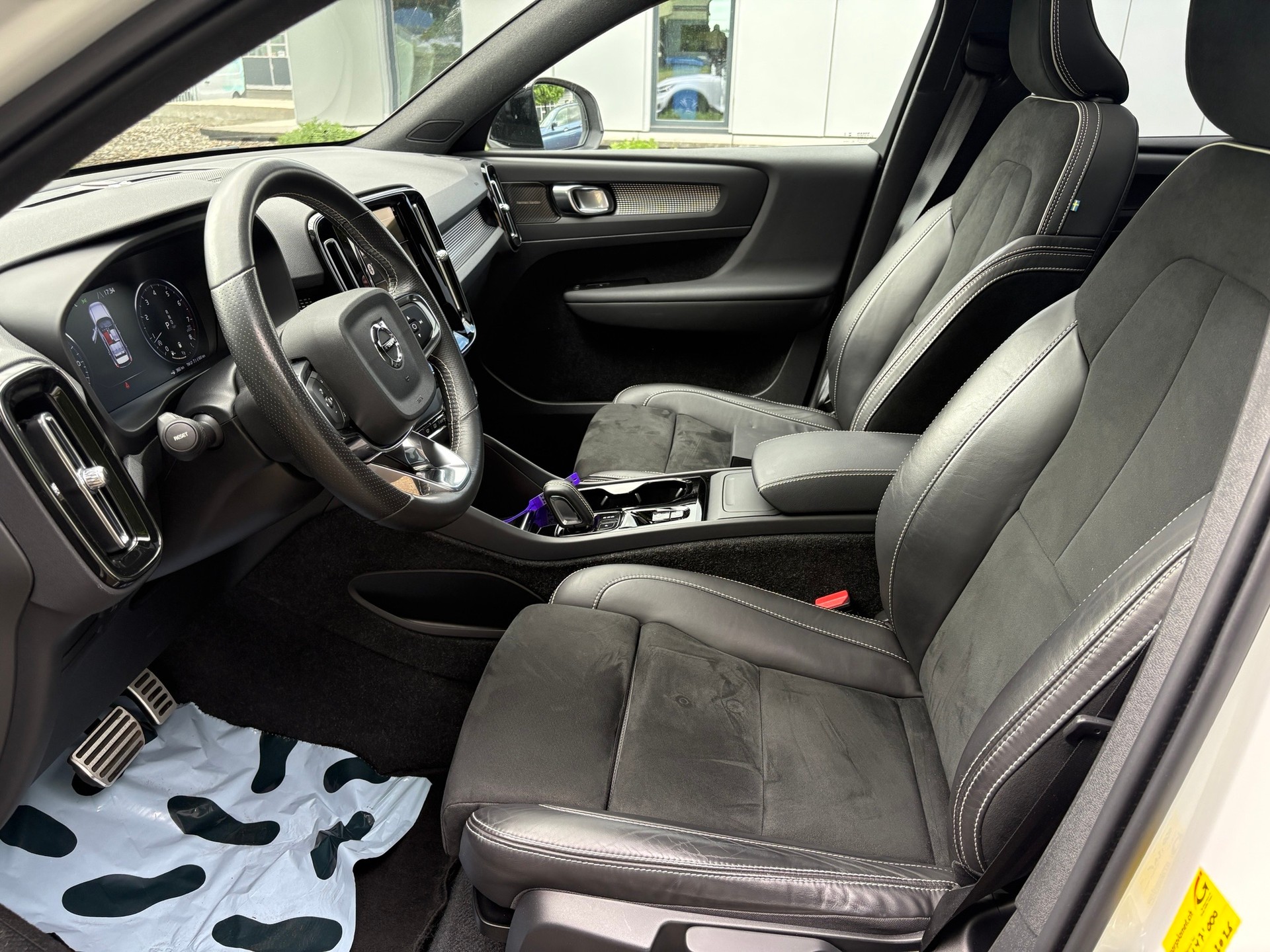 VOLVO XC40 B4 Benzin Mild Hybrid AWD R-Design Geartronic-image-7