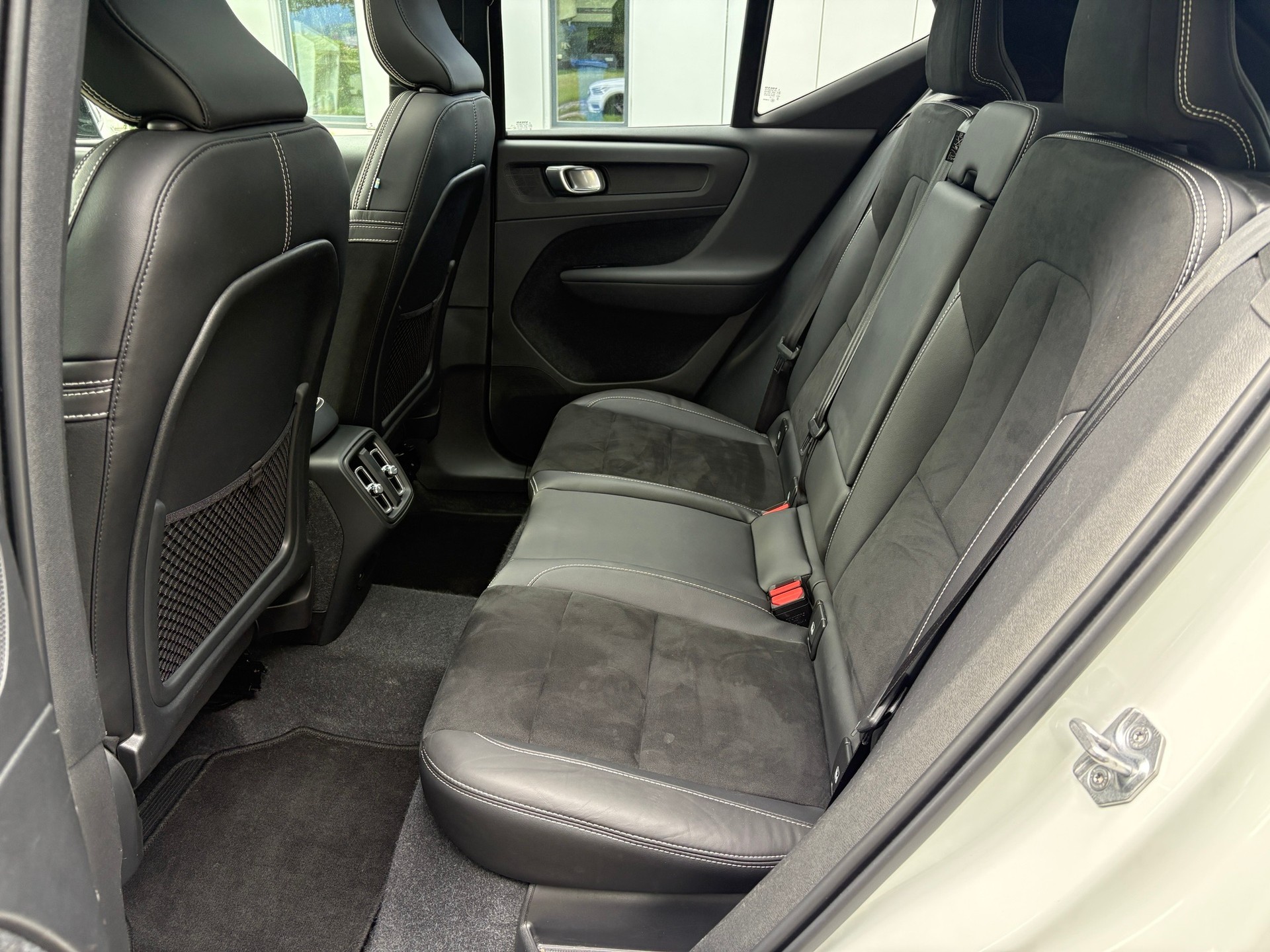 VOLVO XC40 B4 Benzin Mild Hybrid AWD R-Design Geartronic-image-10