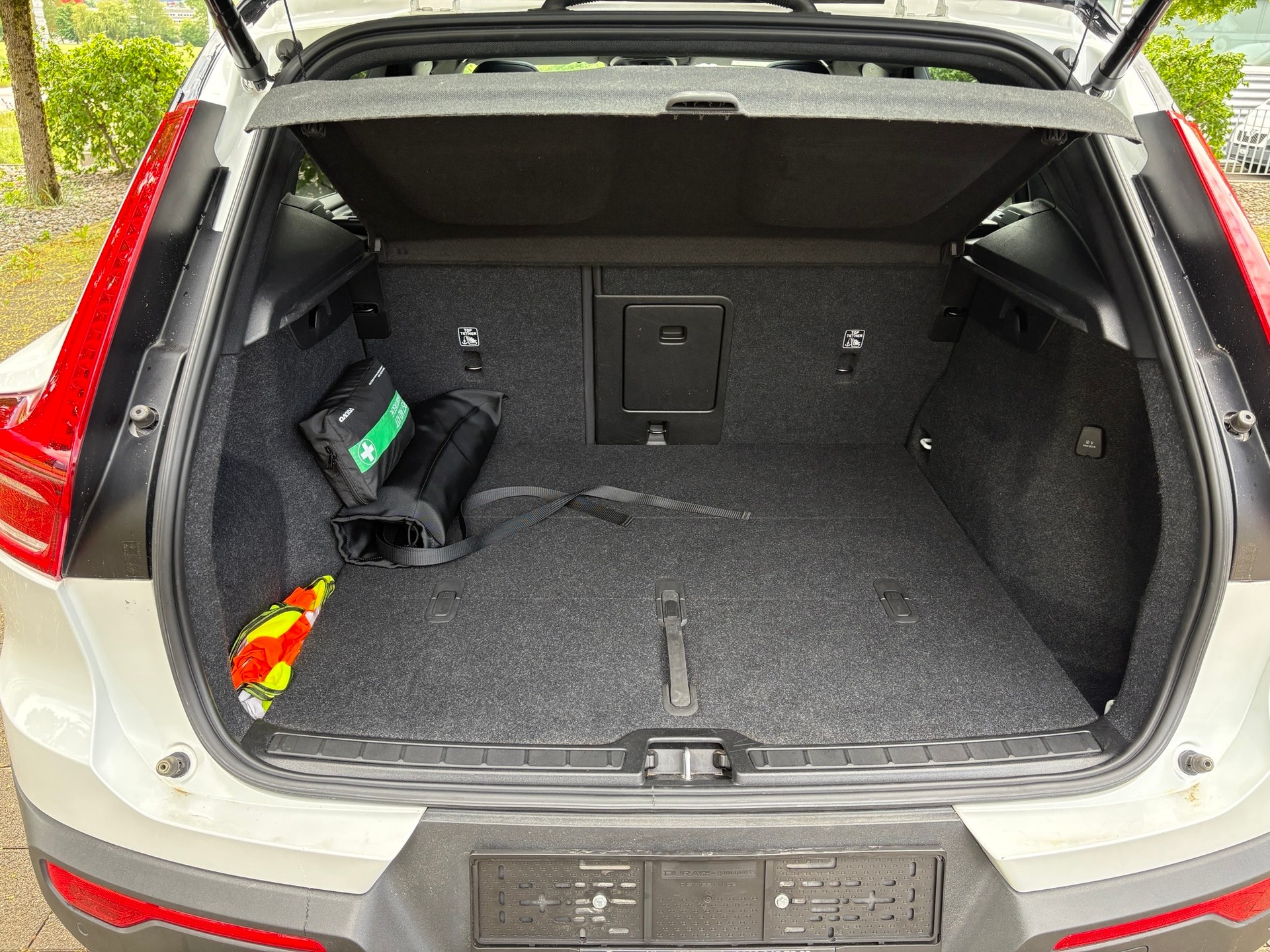 VOLVO XC40 B4 Benzin Mild Hybrid AWD R-Design Geartronic-image-5