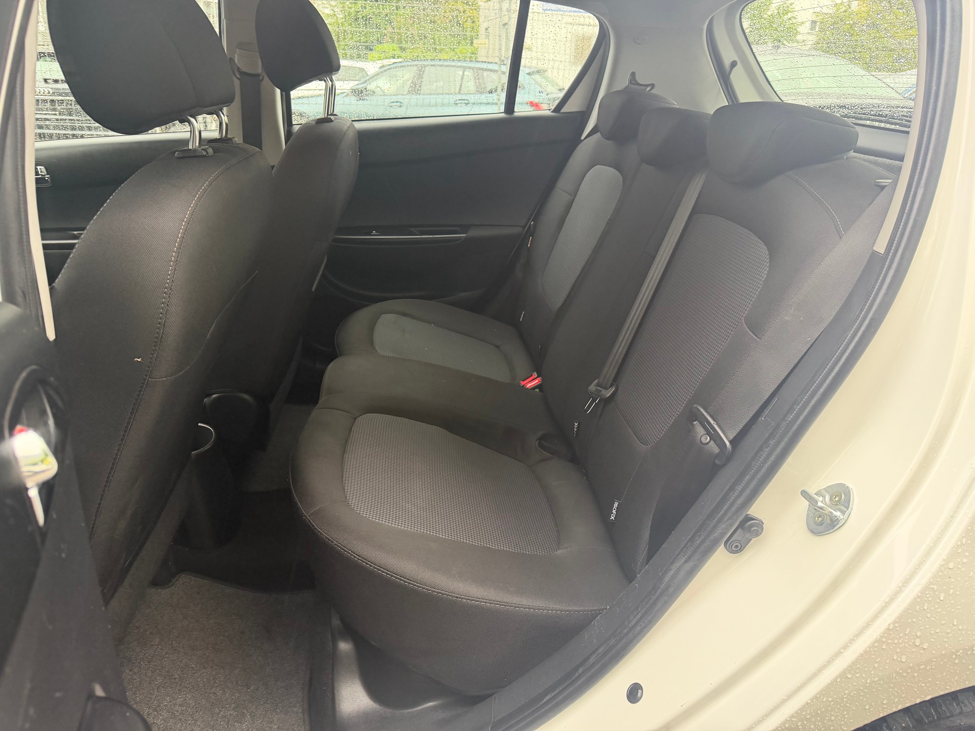 HYUNDAI i20 1.4 CRDi Premium ** Klimaanlage ** Tempomat ** PDC H ** 10x Airbag ** Ab MFK 22.10.2025-image-6