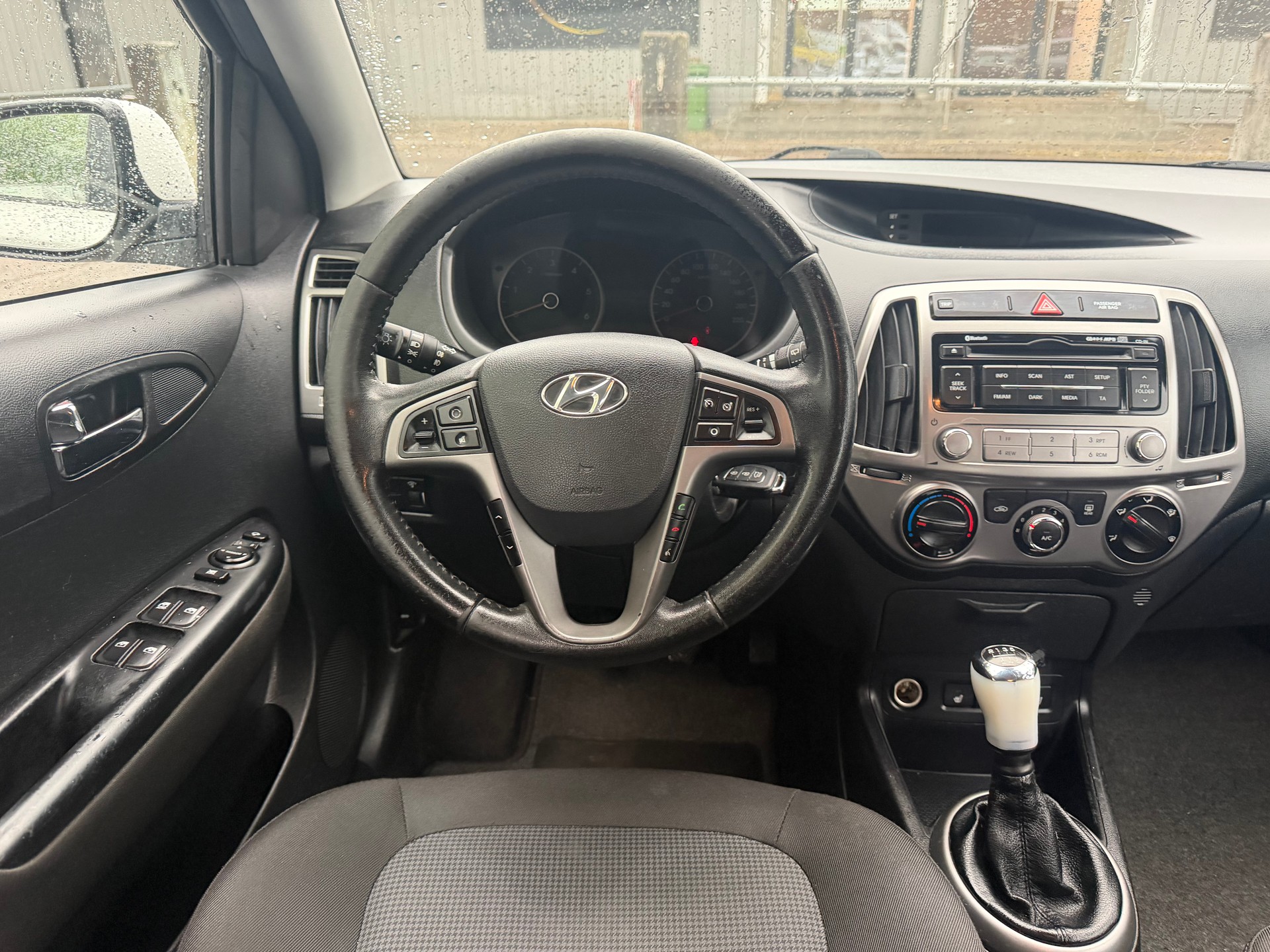 HYUNDAI i20 1.4 CRDi Premium ** Klimaanlage ** Tempomat ** PDC H ** 10x Airbag ** Ab MFK 22.10.2025-image-3