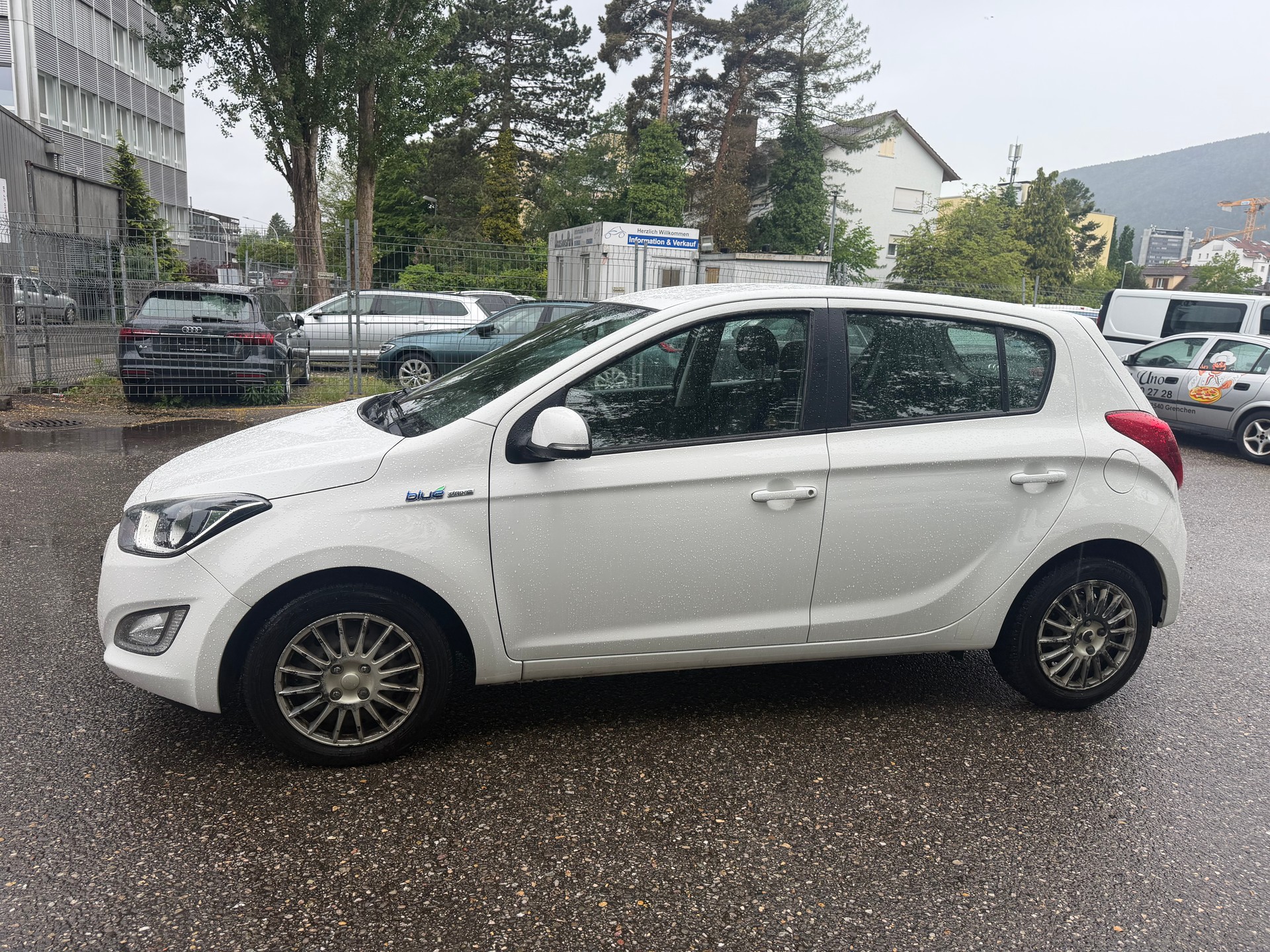 HYUNDAI i20 1.4 CRDi Premium ** Klimaanlage ** Tempomat ** PDC H ** 10x Airbag ** Ab MFK 22.10.2025-image-8