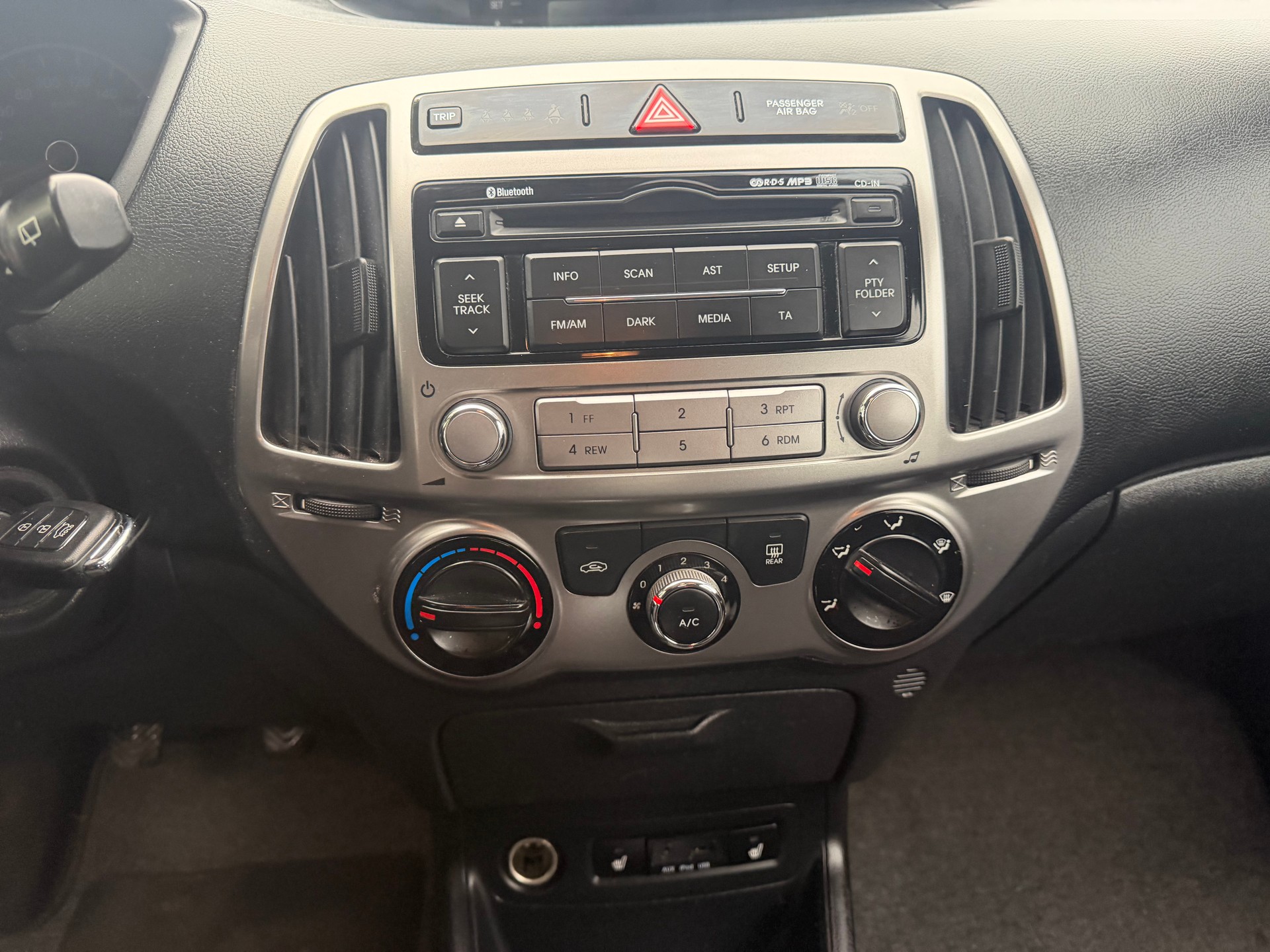 HYUNDAI i20 1.4 CRDi Premium ** Klimaanlage ** Tempomat ** PDC H ** 10x Airbag ** Ab MFK 22.10.2025-image-7