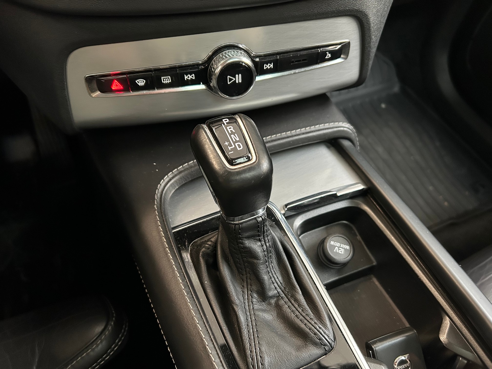 VOLVO XC90 D5 AWD Momentum Geartronic-image-12