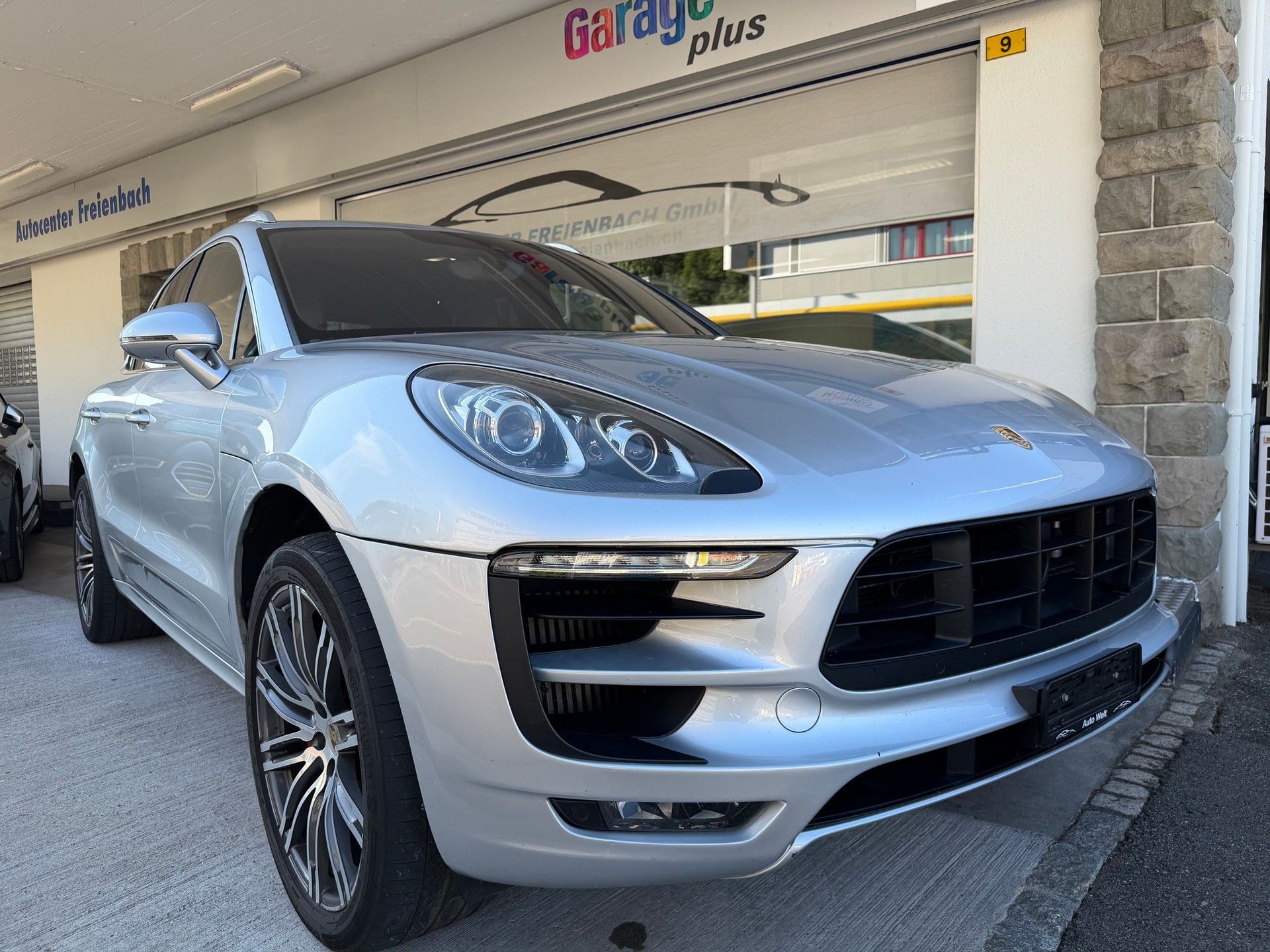 PORSCHE Macan Turbo PDK-showroom-element-2