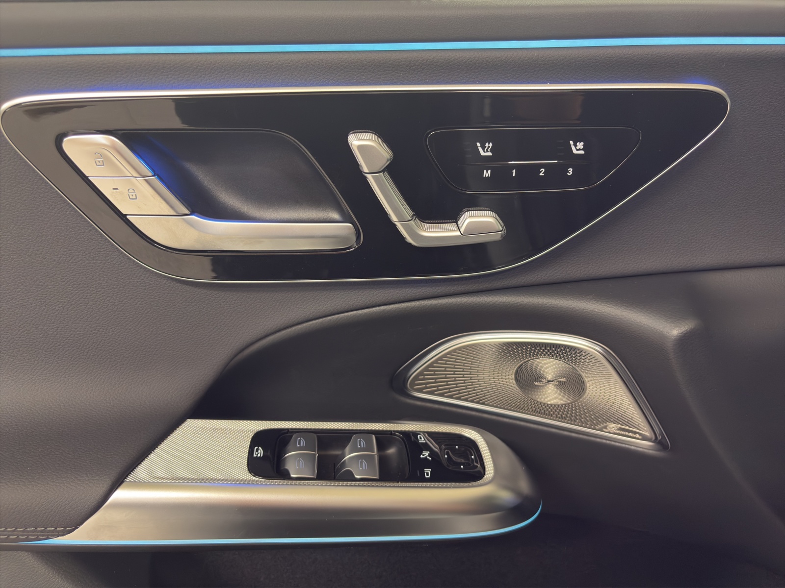 MERCEDES-BENZ E 200 4M Berline-image-12