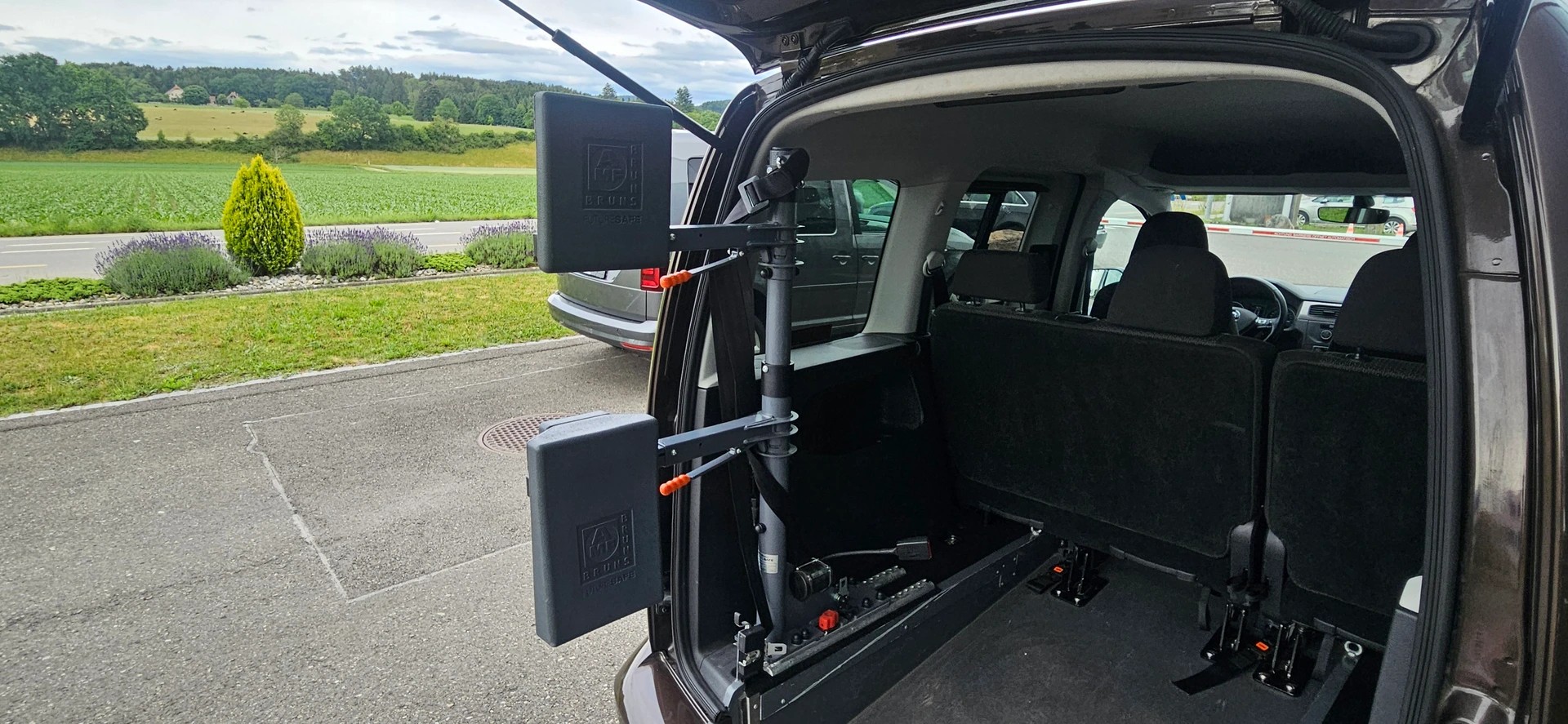 VW Behindertengerecht-Rampe / 4-Sitze & ein Rollstuhlfahrer/in-image-8