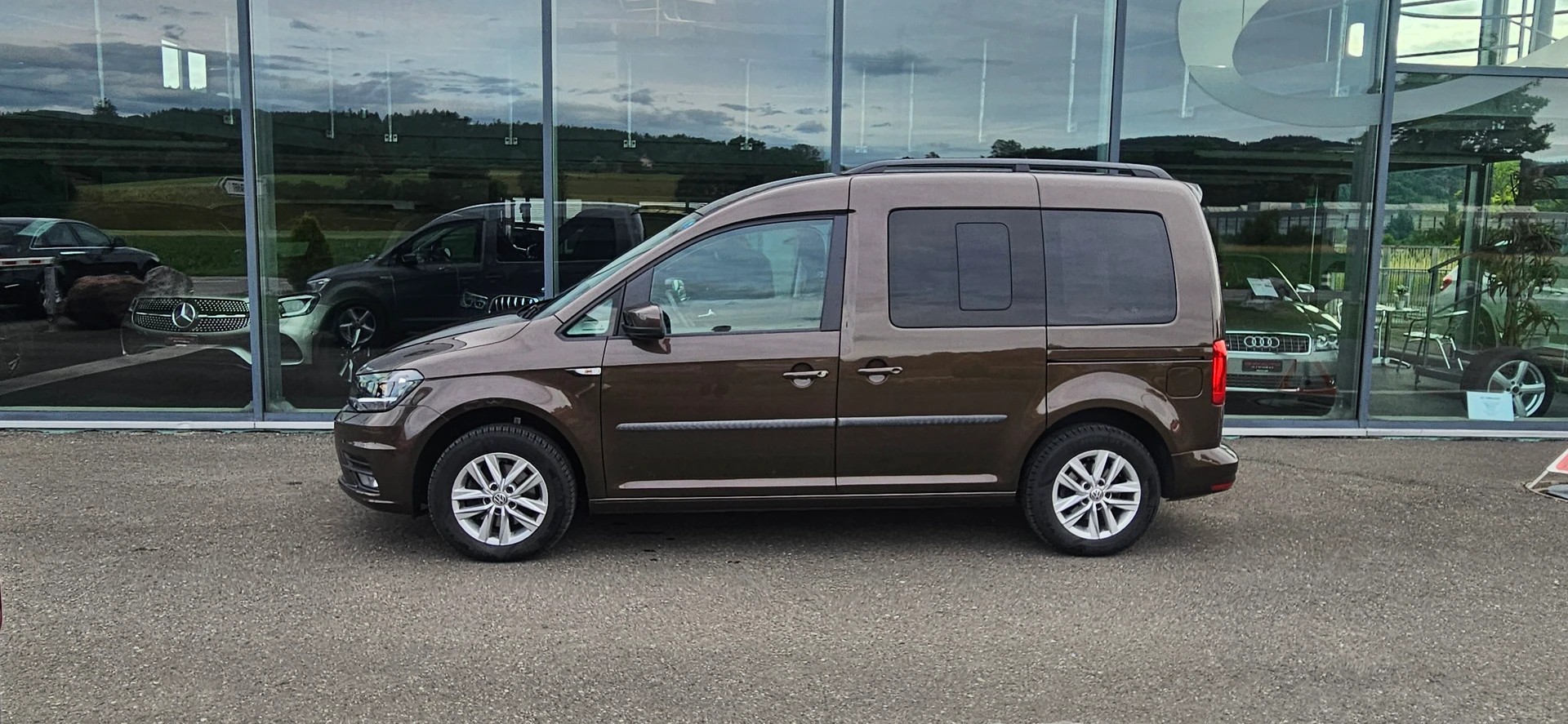 VW Behindertengerecht-Rampe / 4-Sitze & ein Rollstuhlfahrer/in