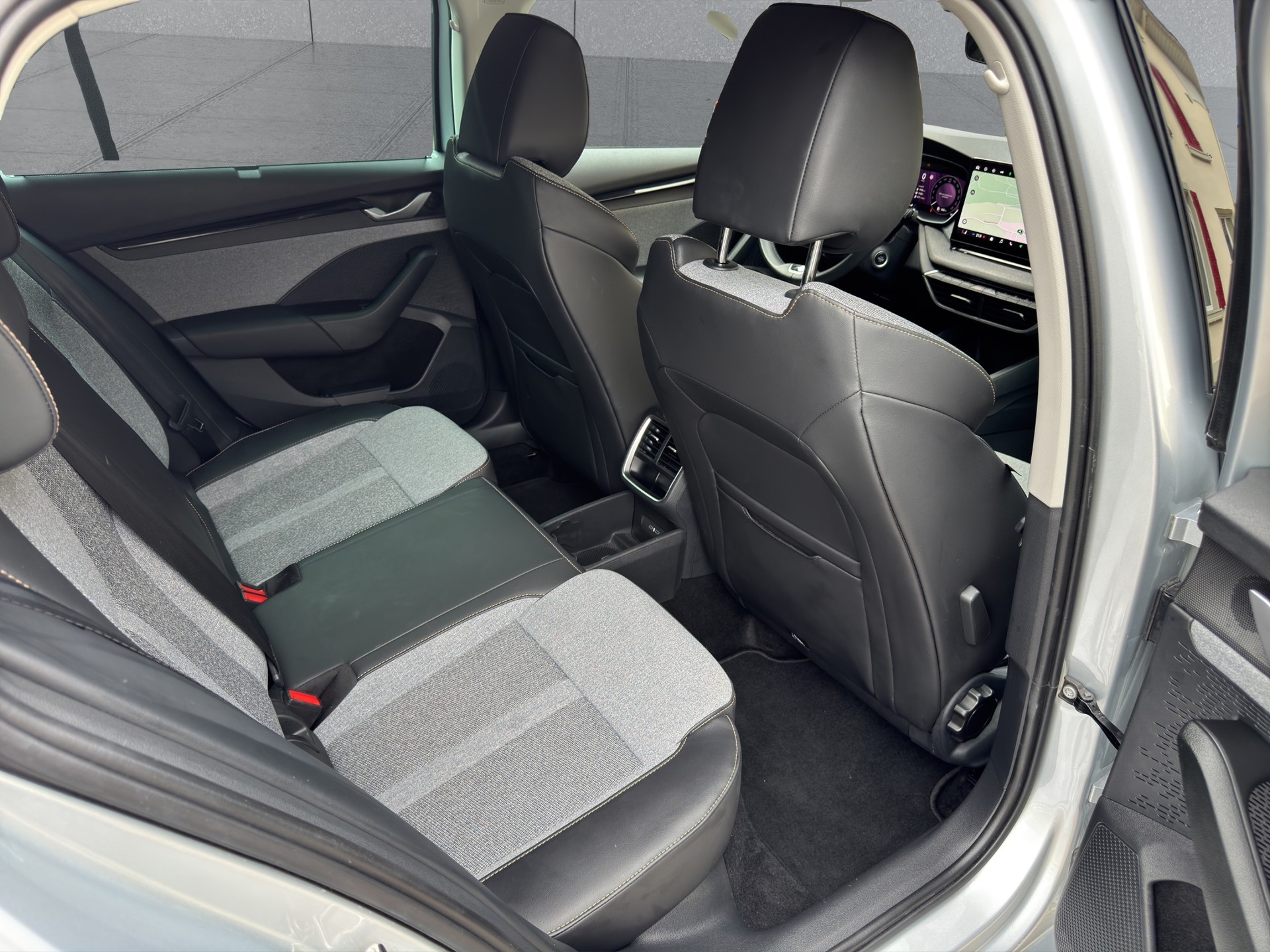 SKODA Octavia Combi 1.5 TSI mHEV DSG Dynamic-image-12