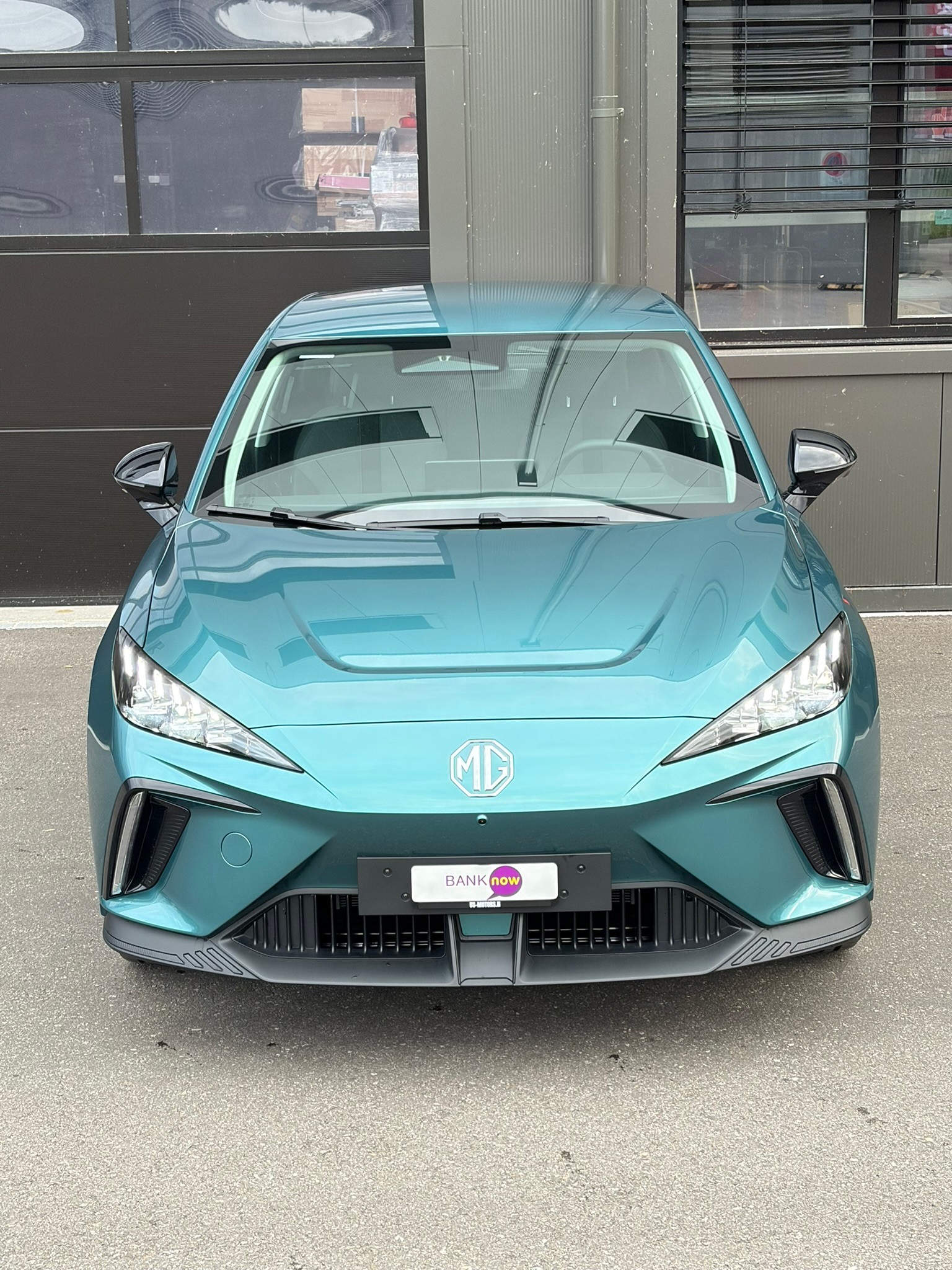 MG 4 EV 64kWh Premium-showroom-element-2