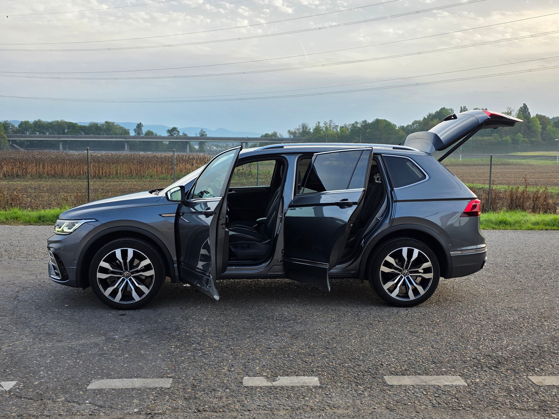 VW Tiguan Allspace 2.0TSI R-Line 4Motion DSG-image-3