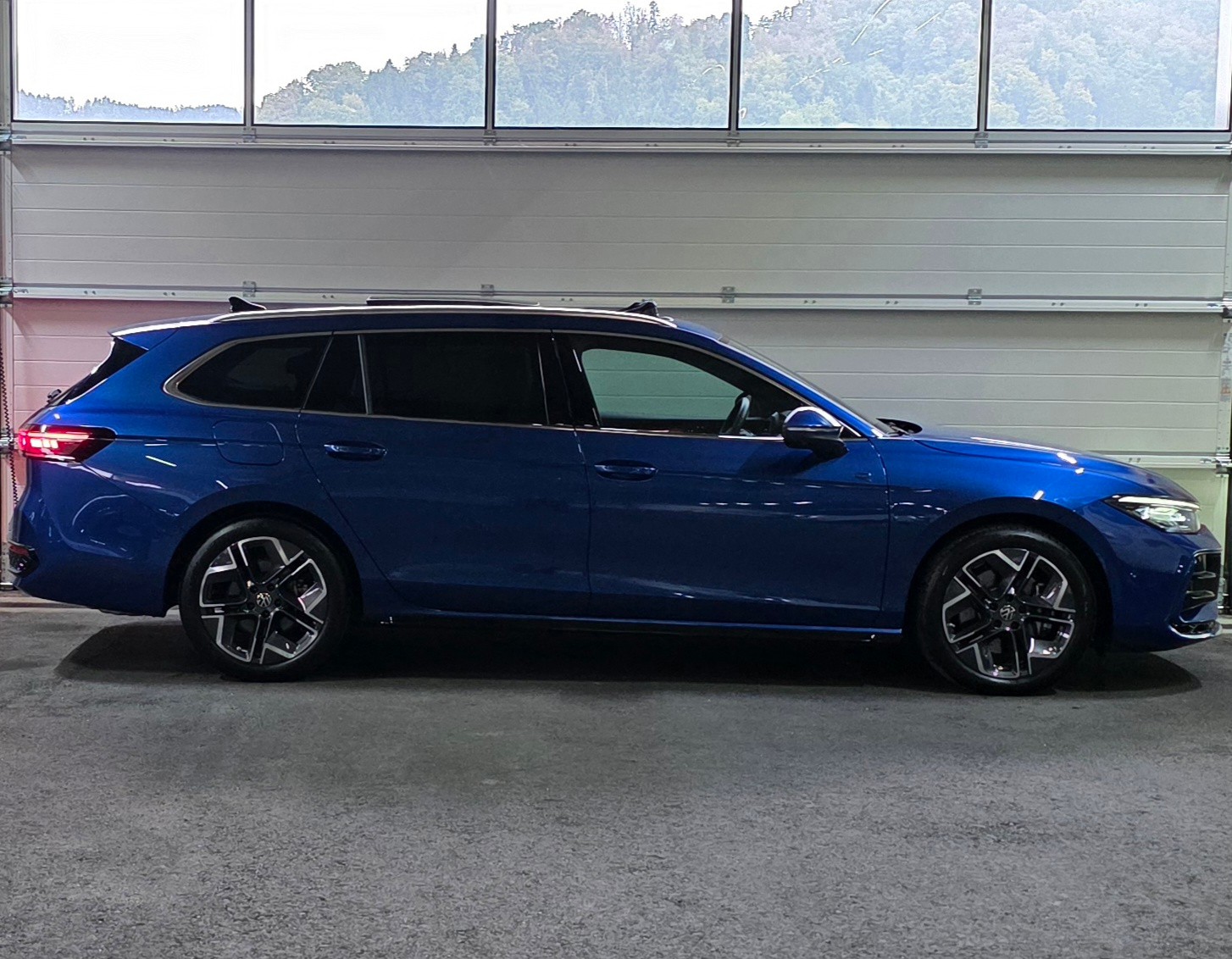VW Passat Variant 2.0 TSI evo4 R-Line 4 Motion DSG *Panoramadach*Massagefunktion*Sitz-&Lenkradheizung*ACC&Spurhalteasistent*-image-5