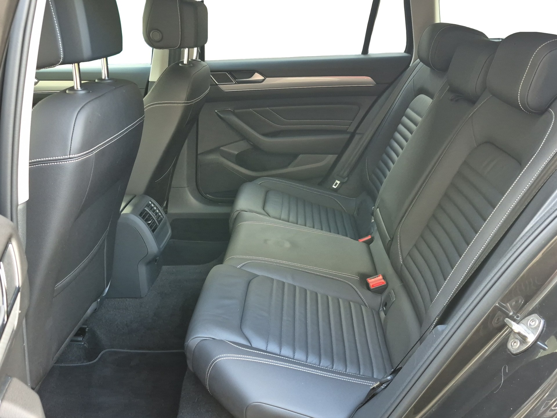 VW Passat 2.0 TDI BMT Business DSG-image-13