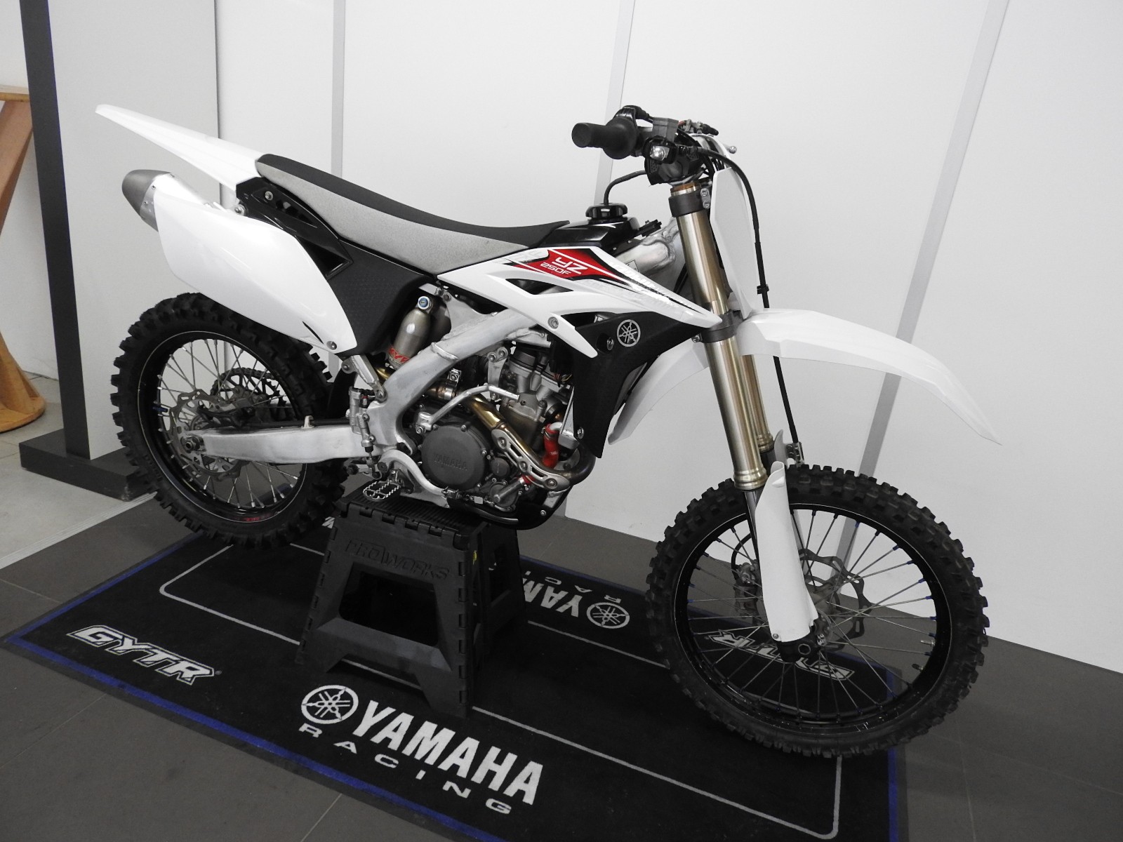 YAMAHA YZ 250 F-image-1