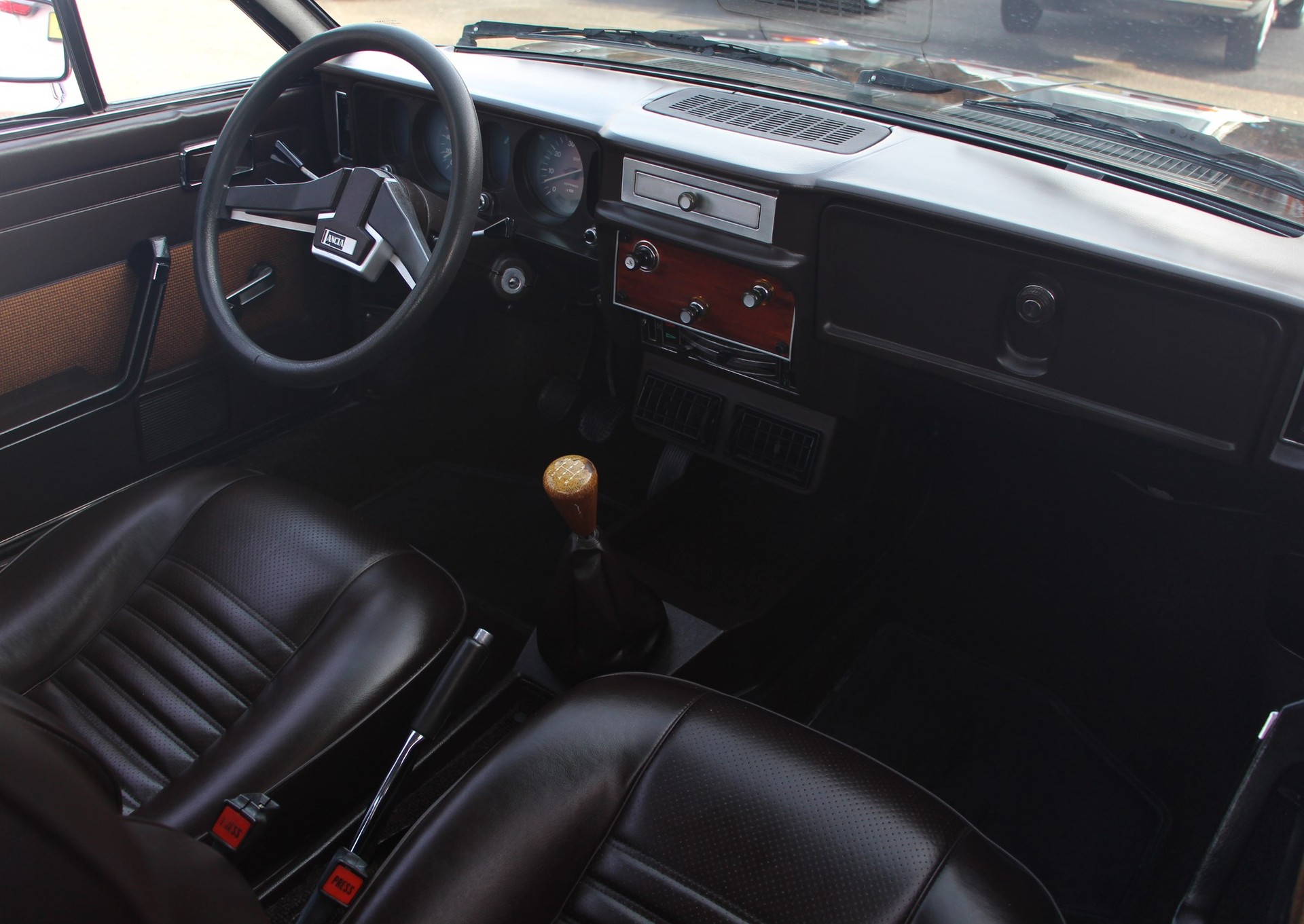 LANCIA BETA 1300 Coupé-image-9