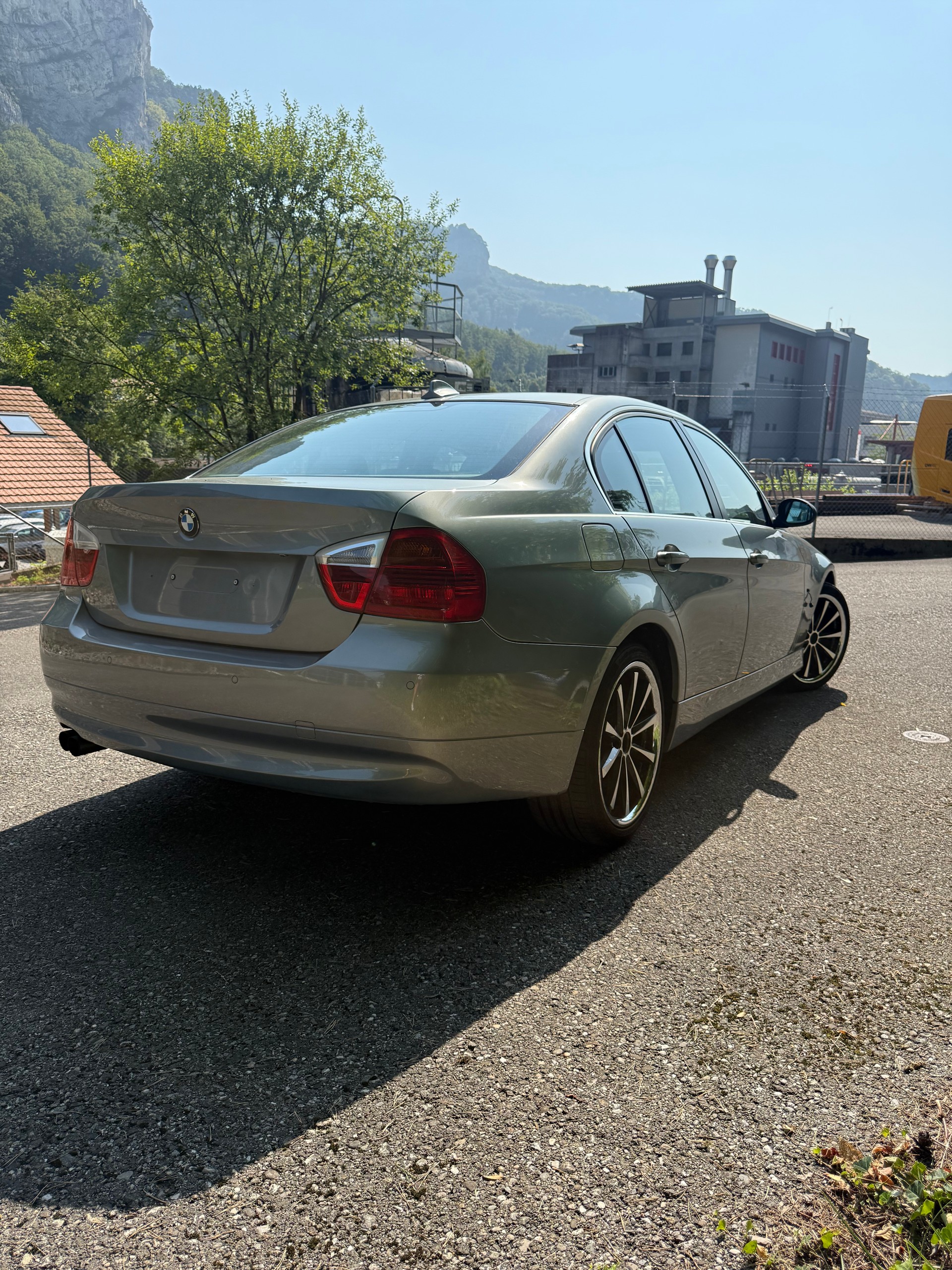 BMW 325i-image-2