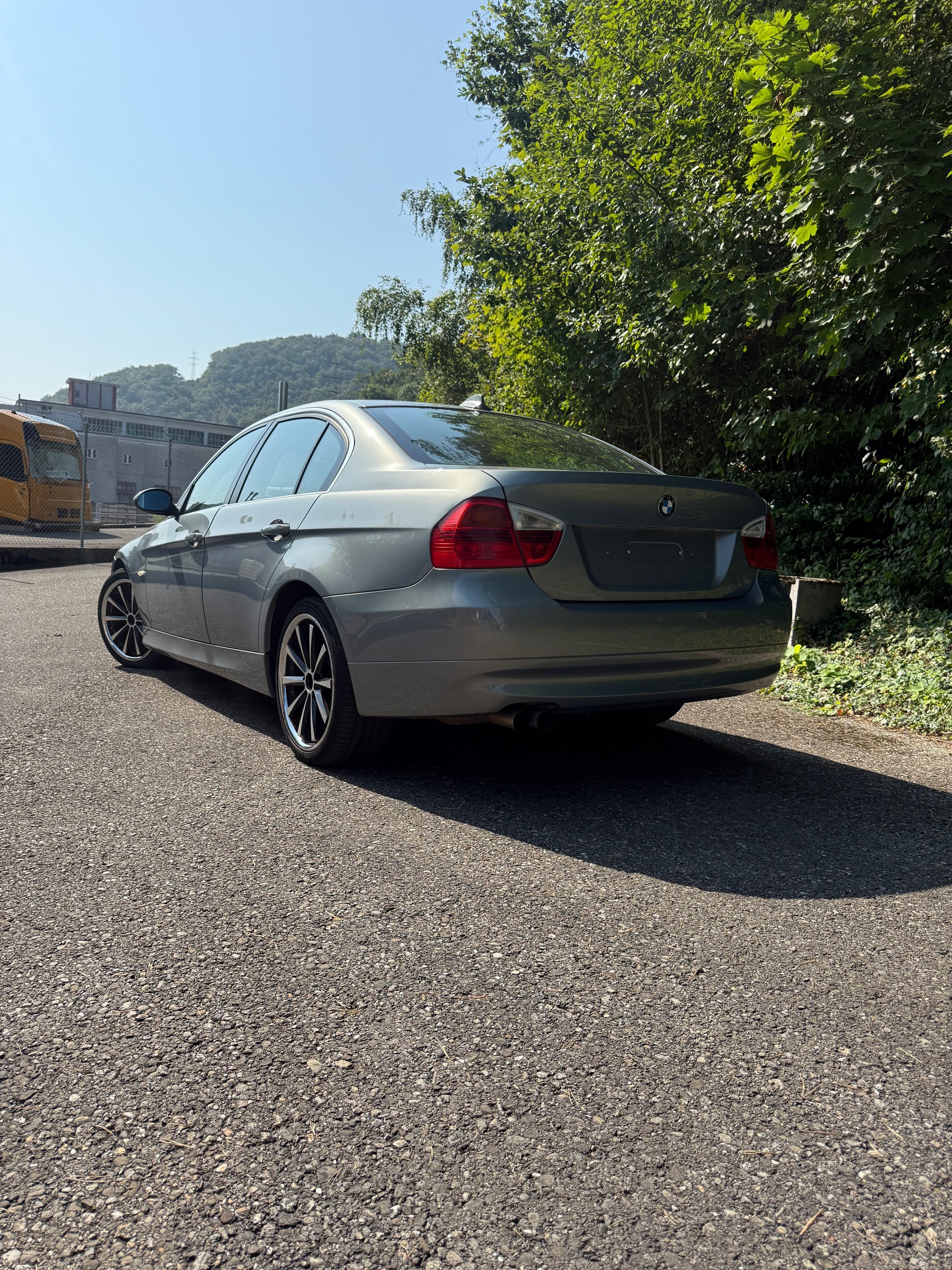BMW 325i-image-3