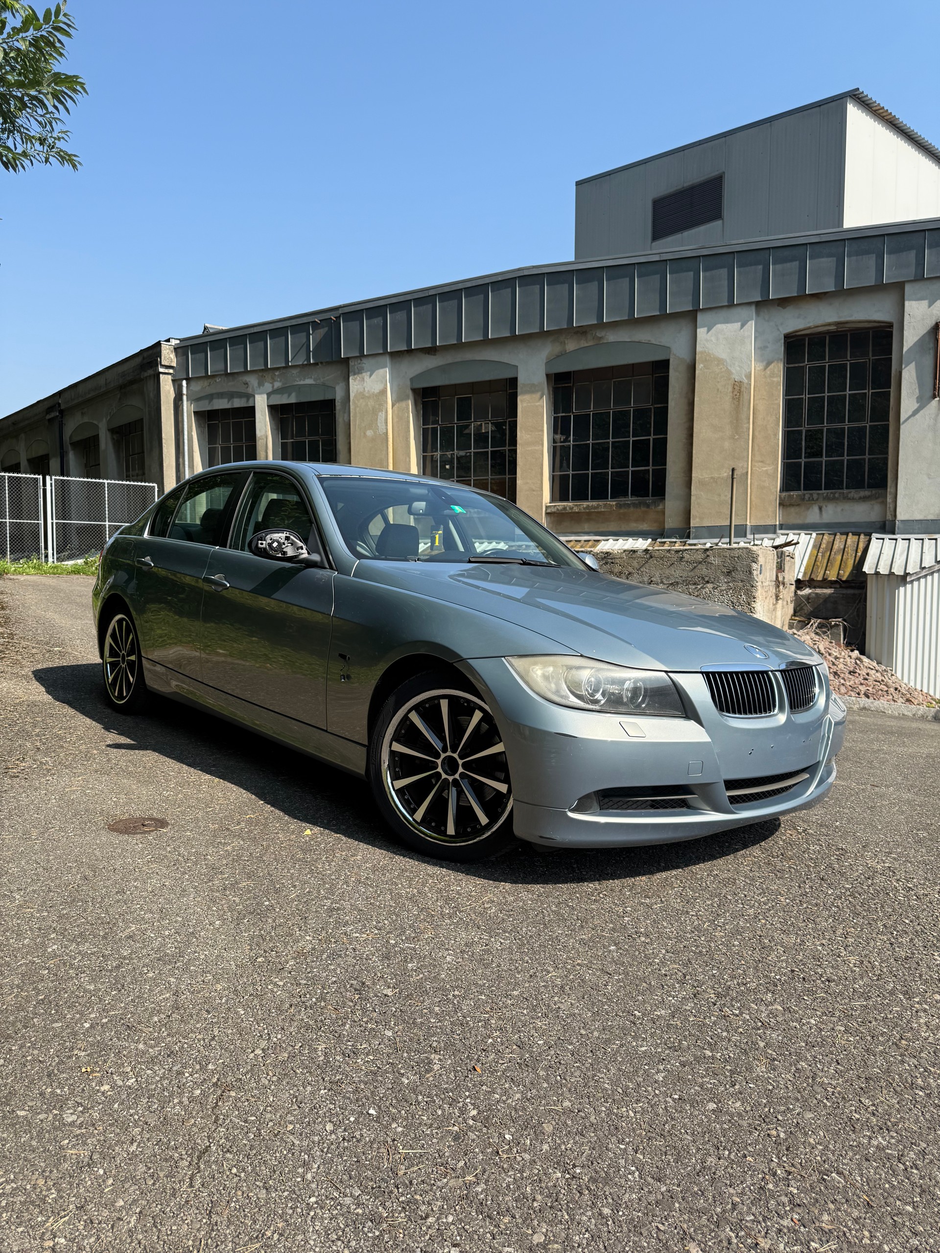 BMW 325i-image-1