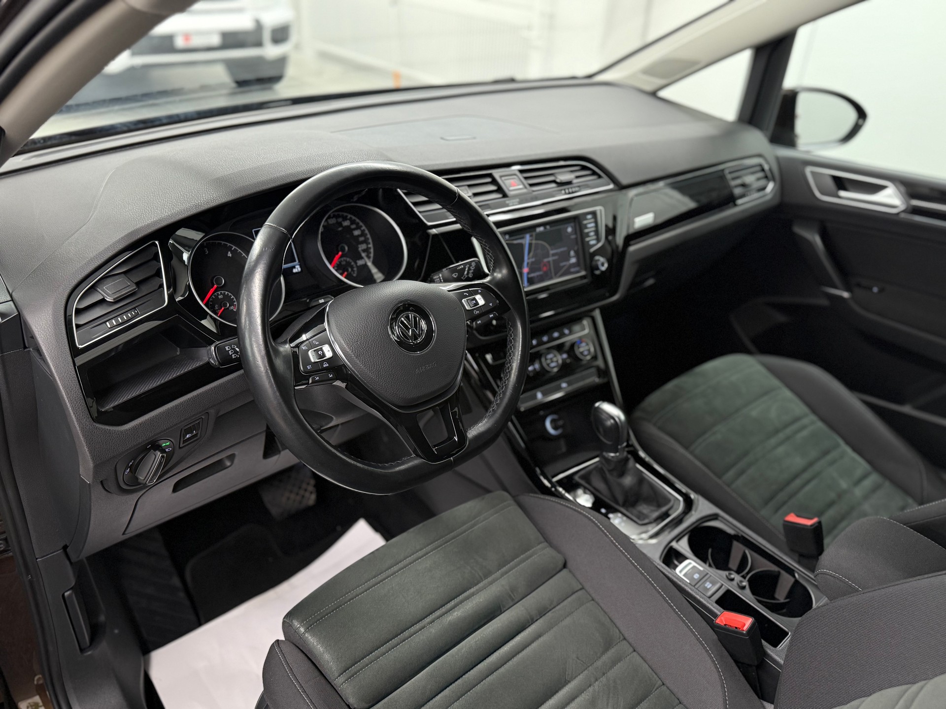 VW Touran 2.0 TDI Highline DSG 7-Plätzer-image-8