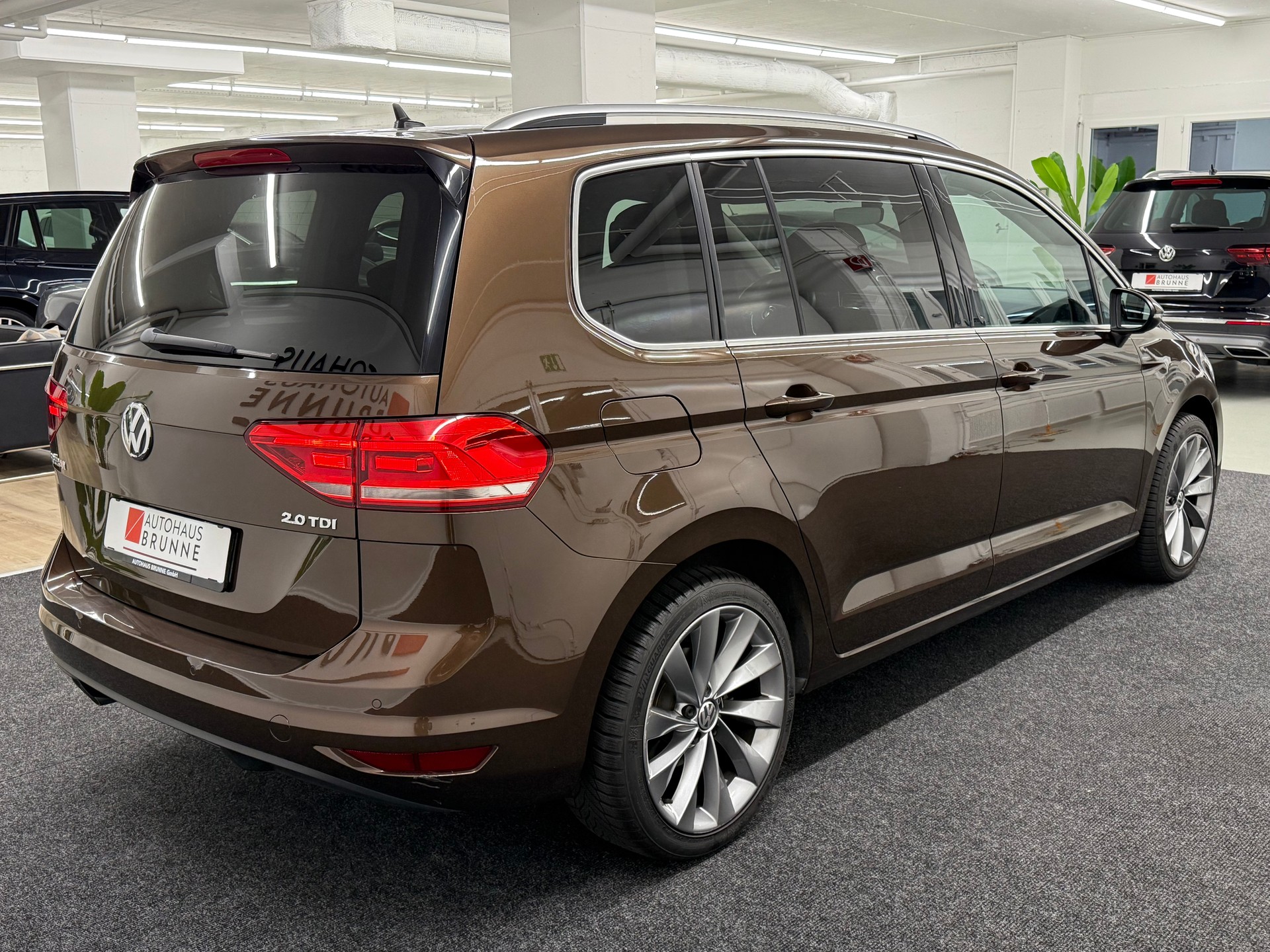 VW Touran 2.0 TDI Highline DSG 7-Plätzer-showroom-element-3