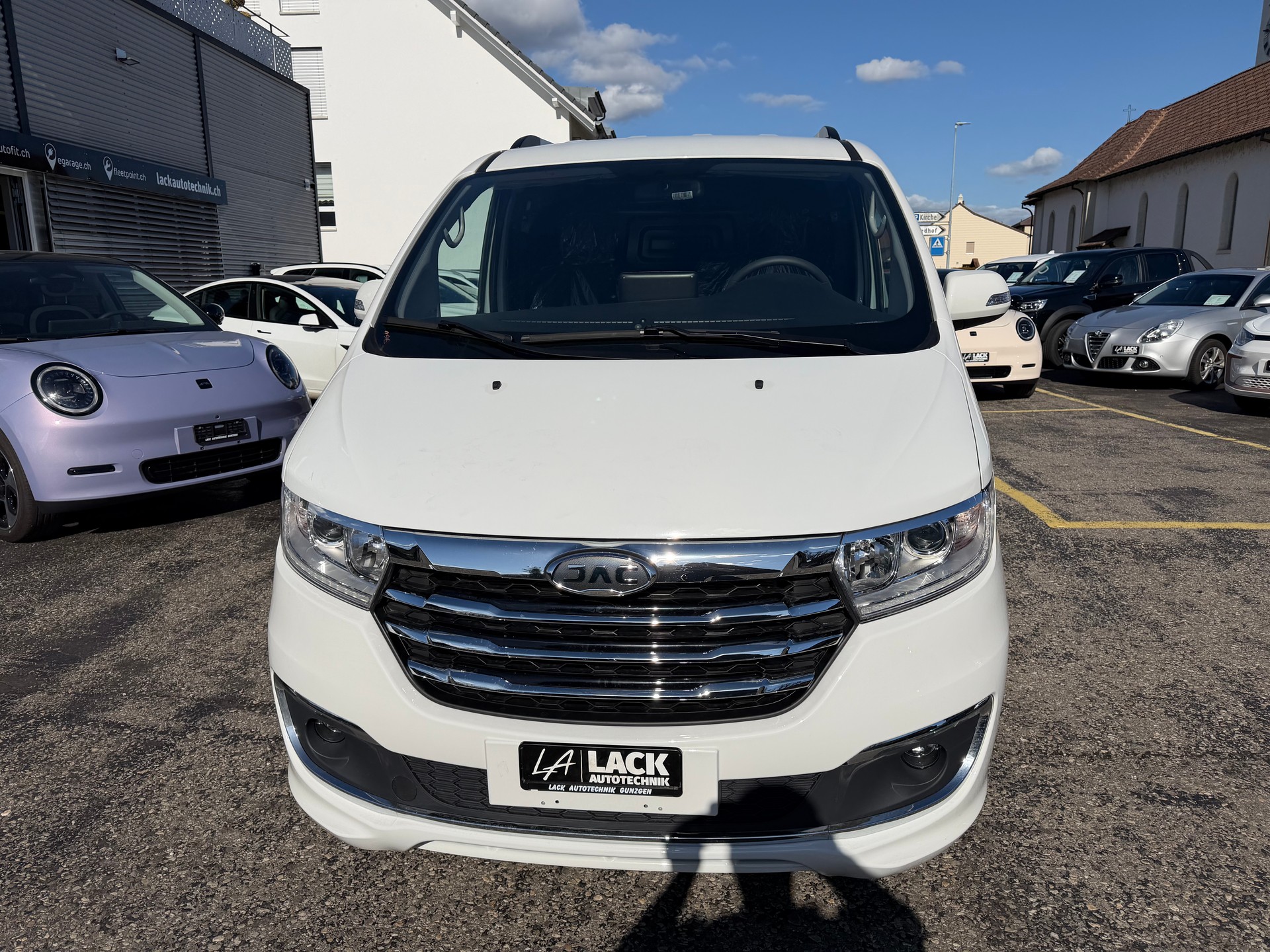 JAC M3ev-showroom-element-3
