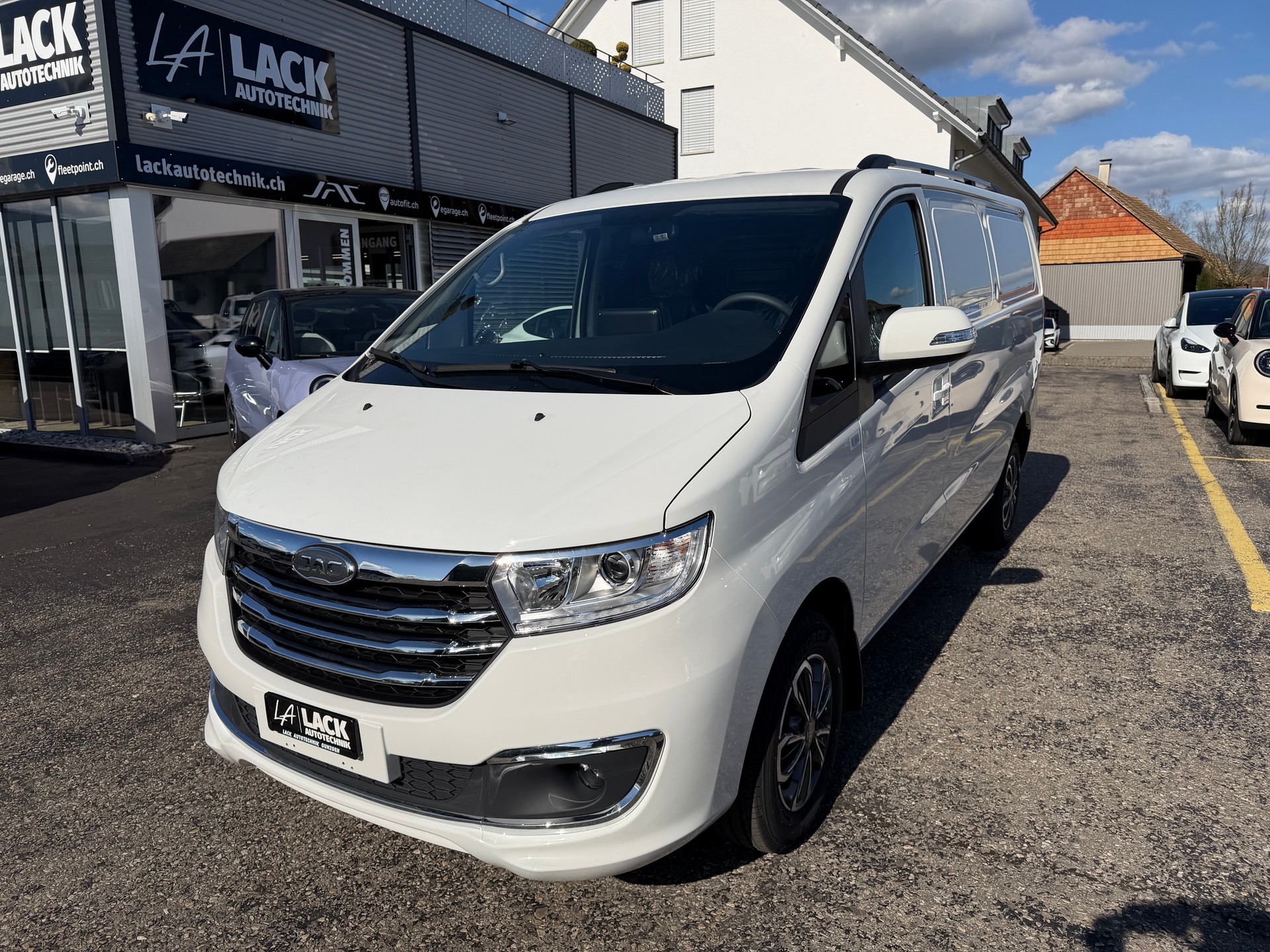 JAC M3ev-showroom-element-2