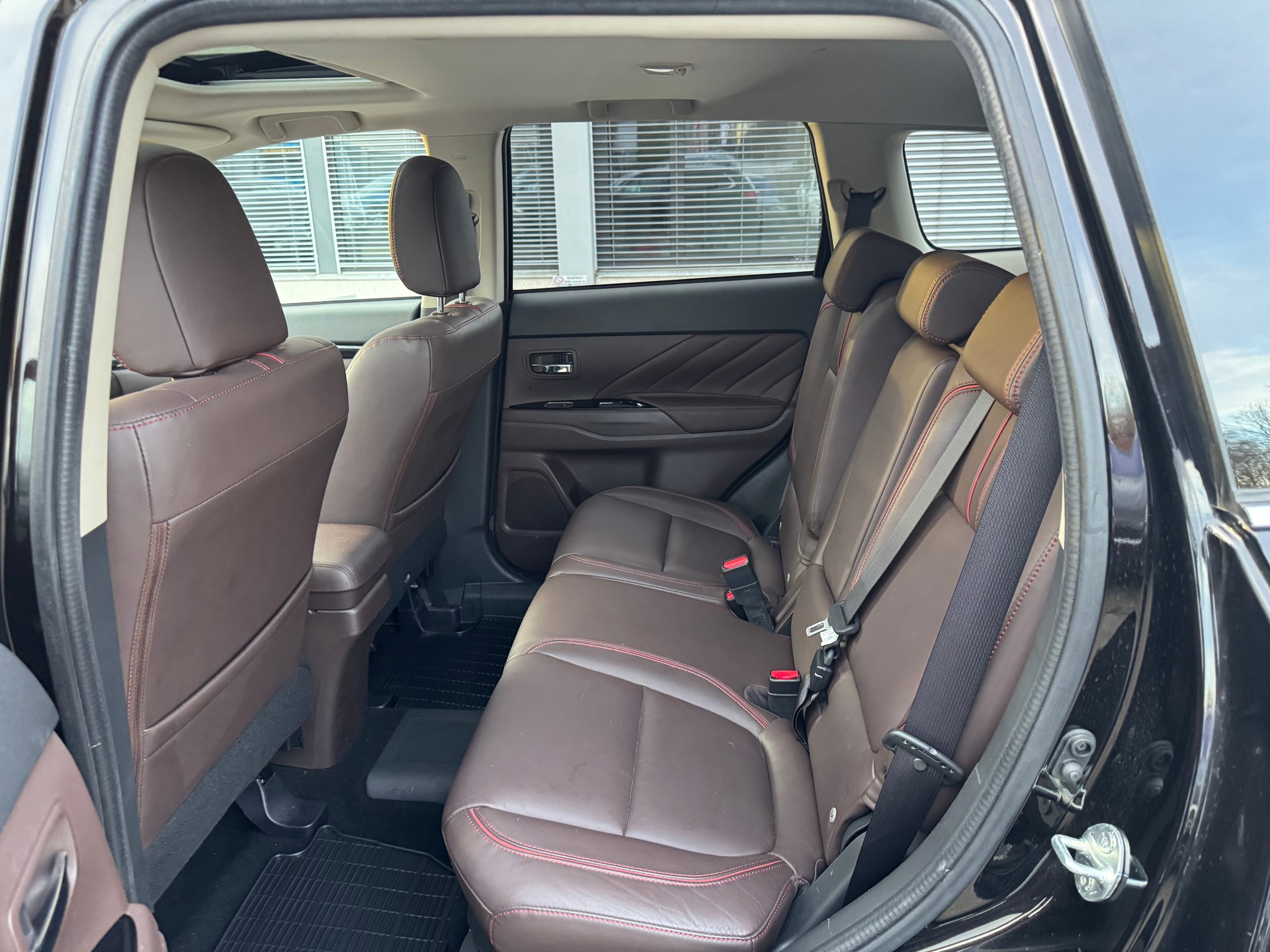 MITSUBISHI Outlander 2.0 PHEV Diamond Annivers. 4WD Automatic-image-9