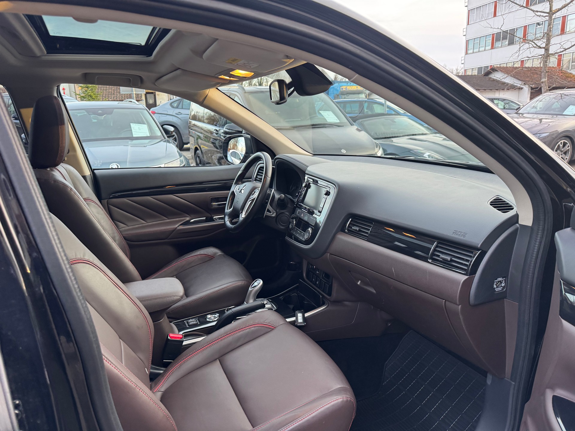 MITSUBISHI Outlander 2.0 PHEV Diamond Annivers. 4WD Automatic-image-8