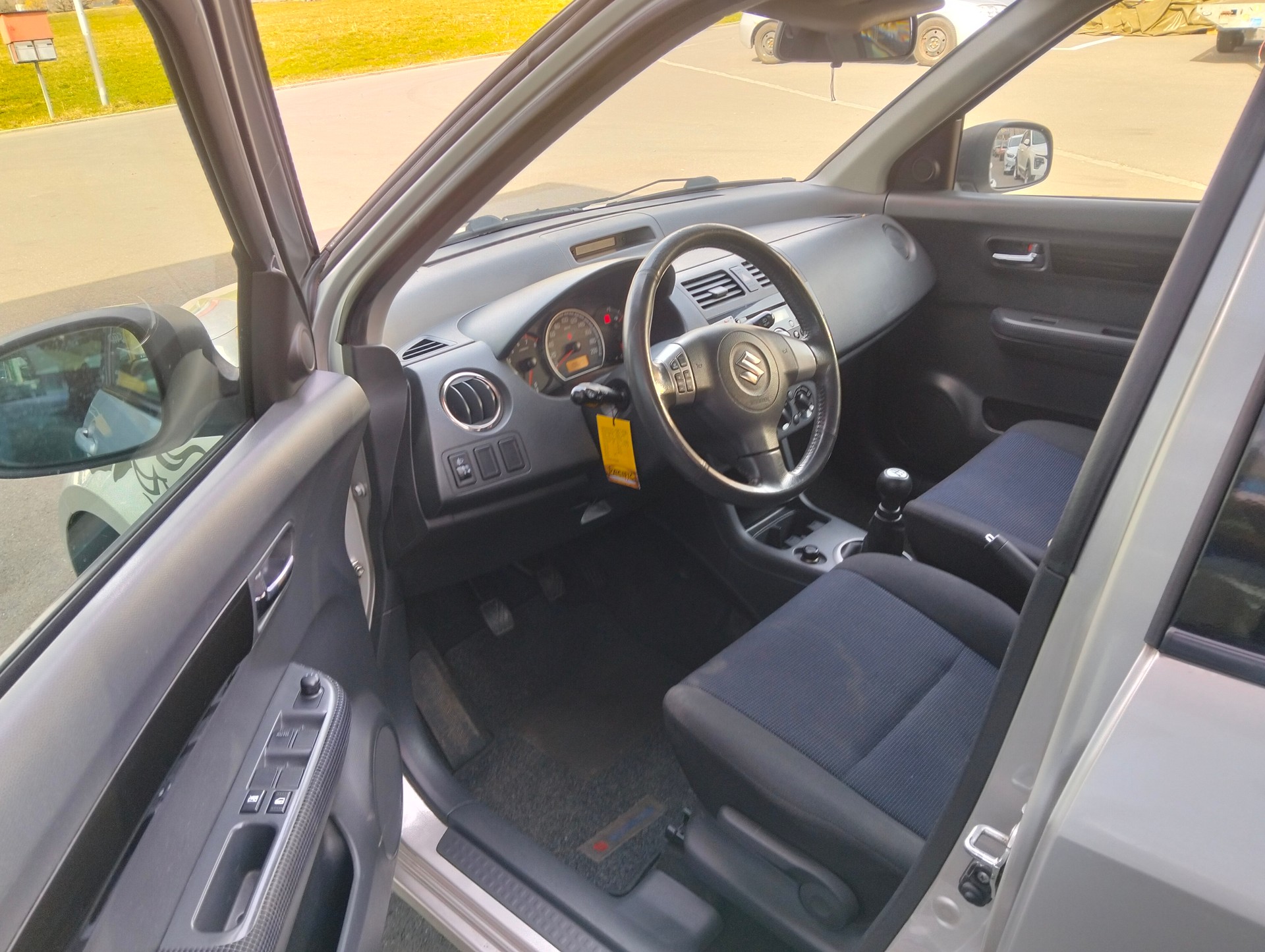 SUZUKI Swift 1.3i 16V GL 4x4-image-2
