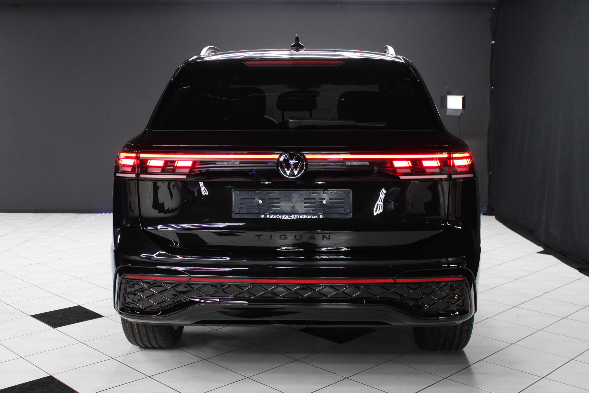 VW Tiguan 2.0TDI R-Line 4M-showroom-element-3