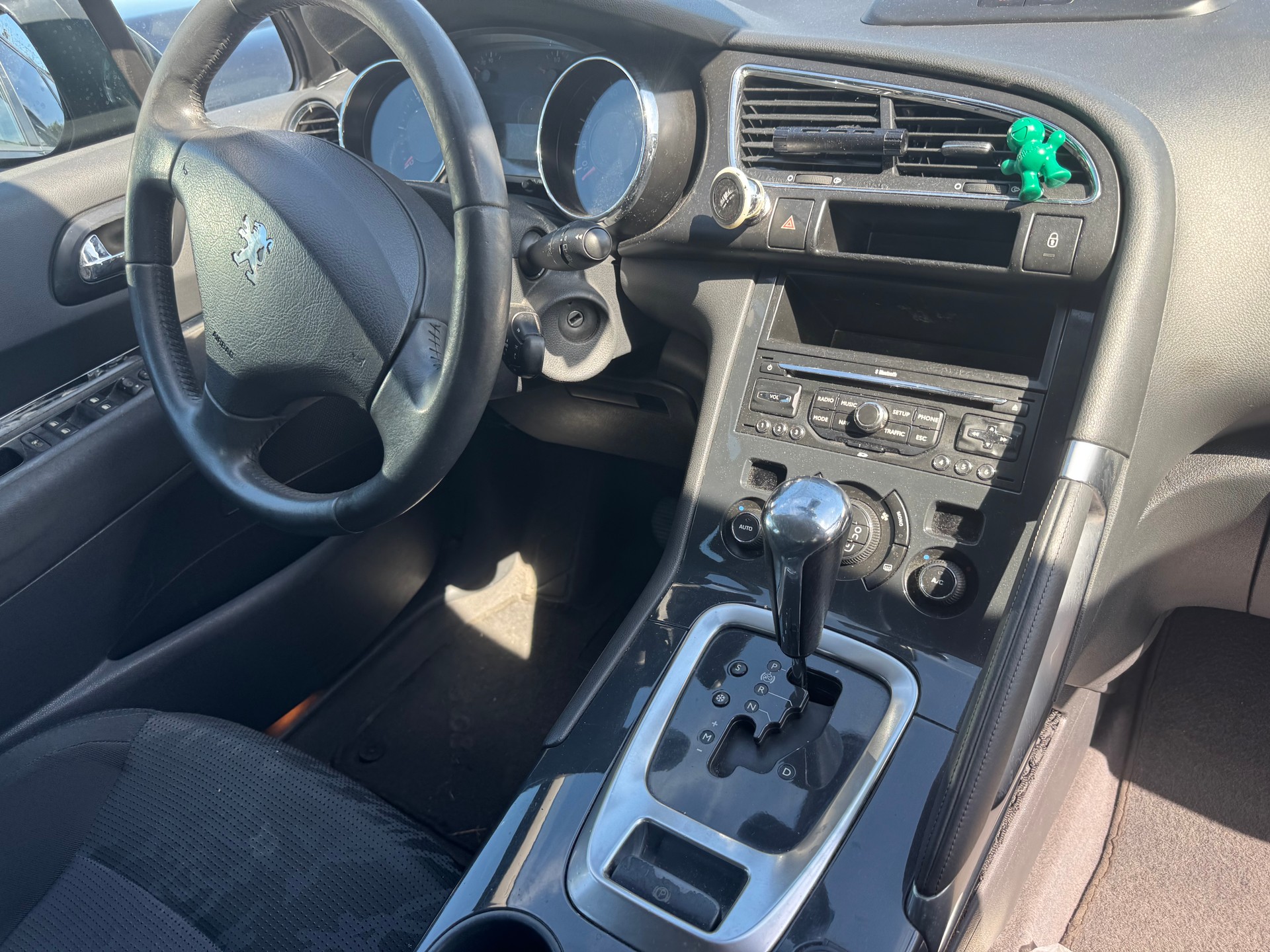 PEUGEOT 3008 2.0 HDI Platinum Tiptronic-image-4