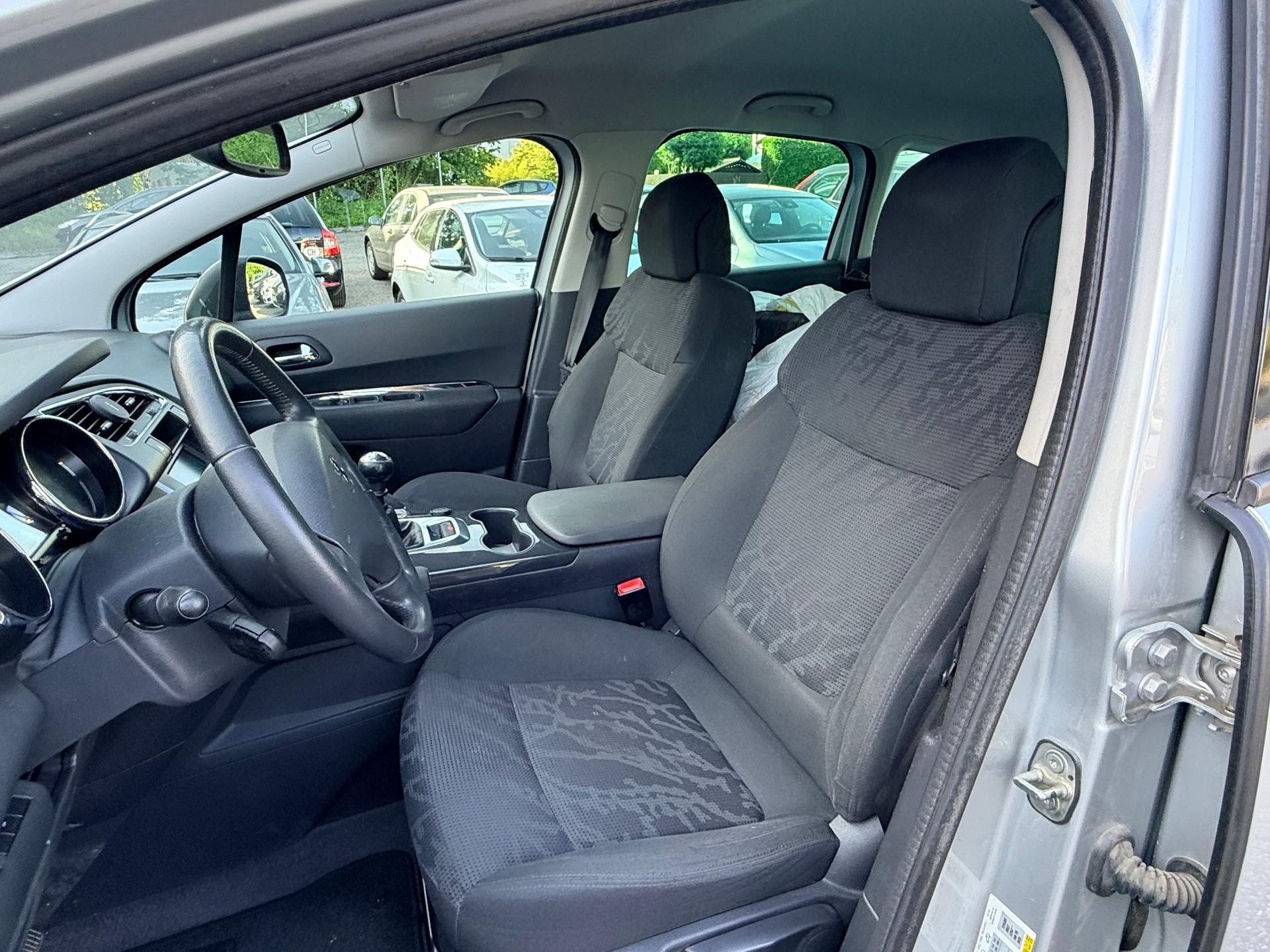 PEUGEOT 3008 1.6 16V T Swiss Edition-image-10