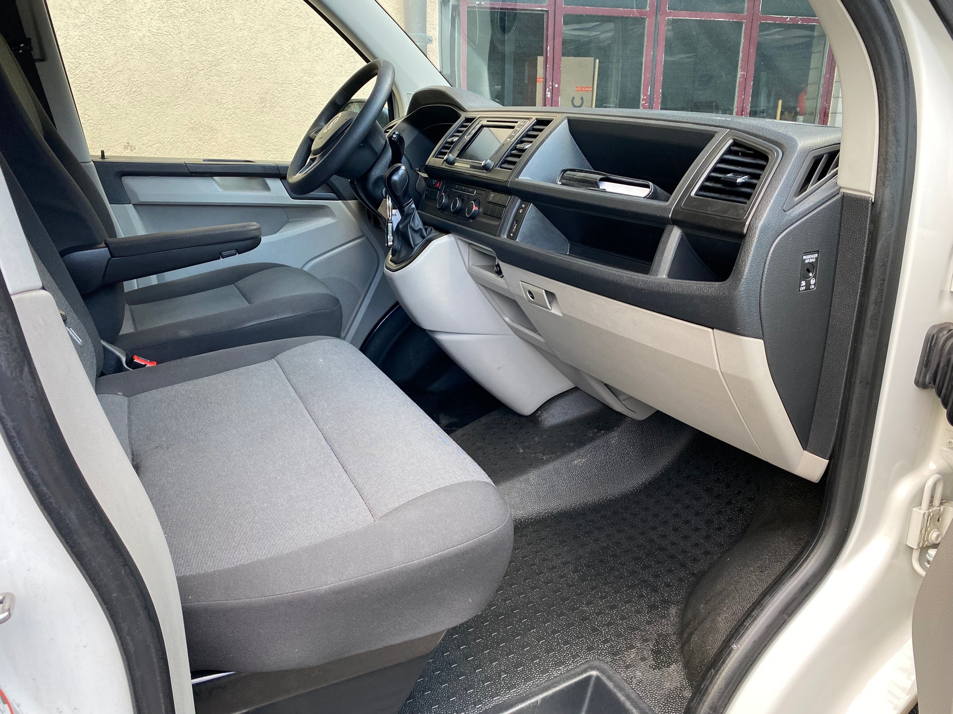 VW T6.1 2.0 TDI 4Motion DSG-image-4