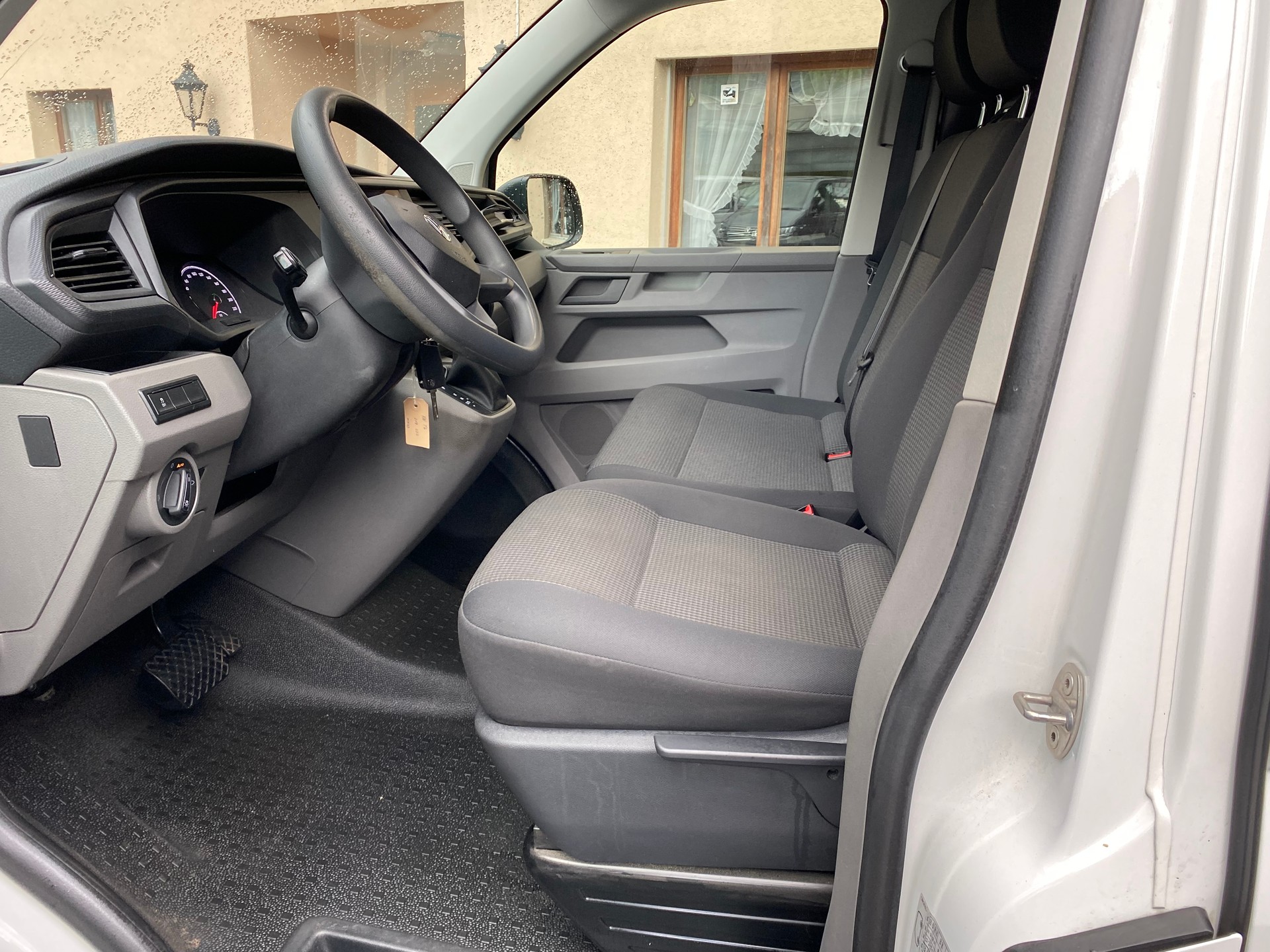 VW T6.1 2.0 TDI 4Motion DSG-image-2