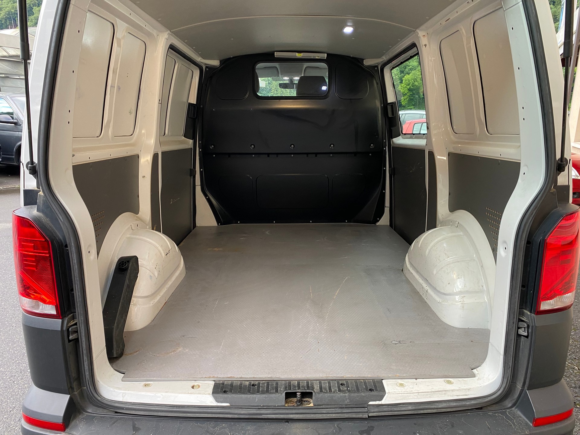 VW T6.1 2.0 TDI 4Motion DSG-image-5
