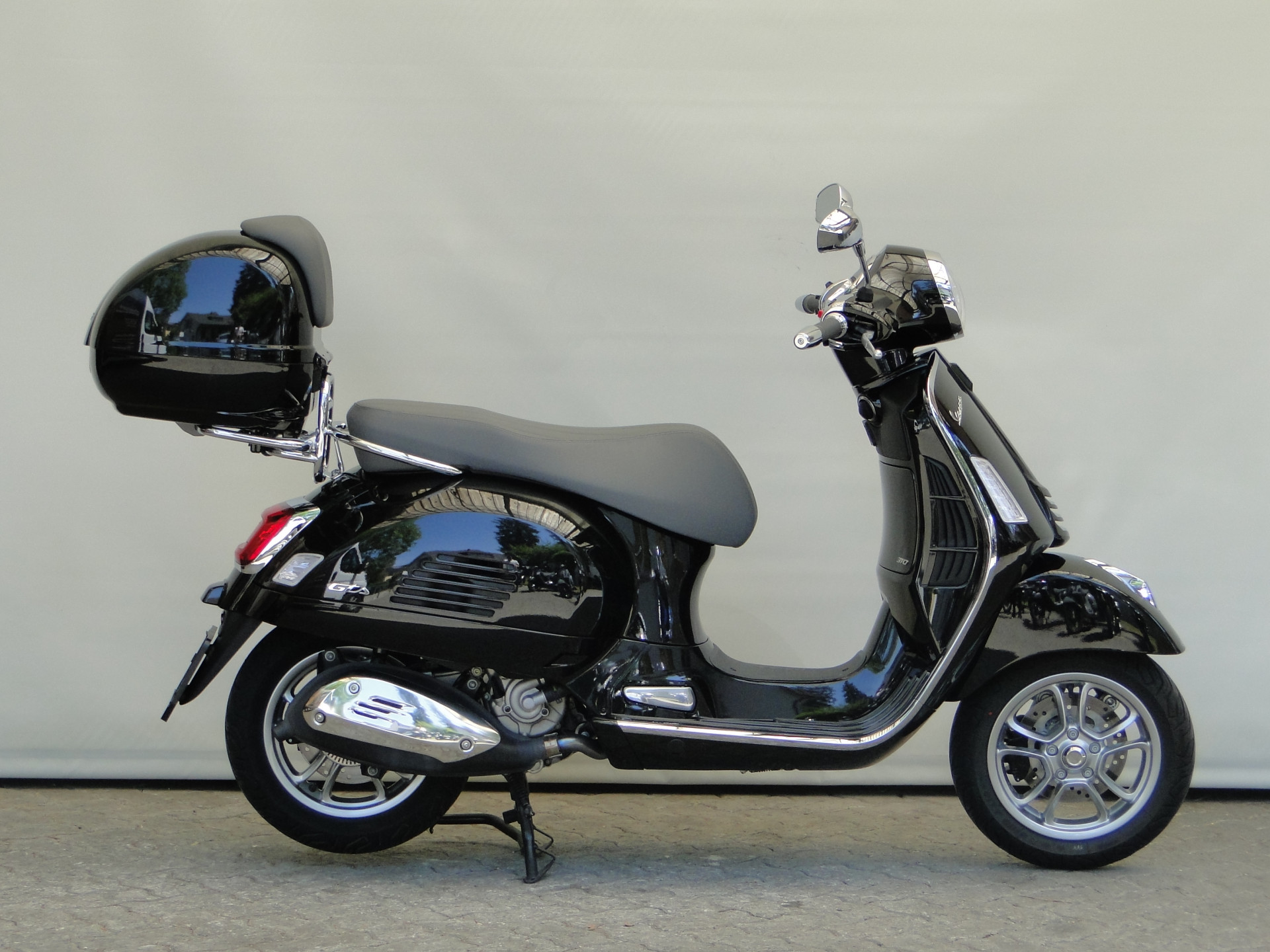 PIAGGIO Vespa GTS 310 mit Topcase, ab Service & neue Reifen-image-1